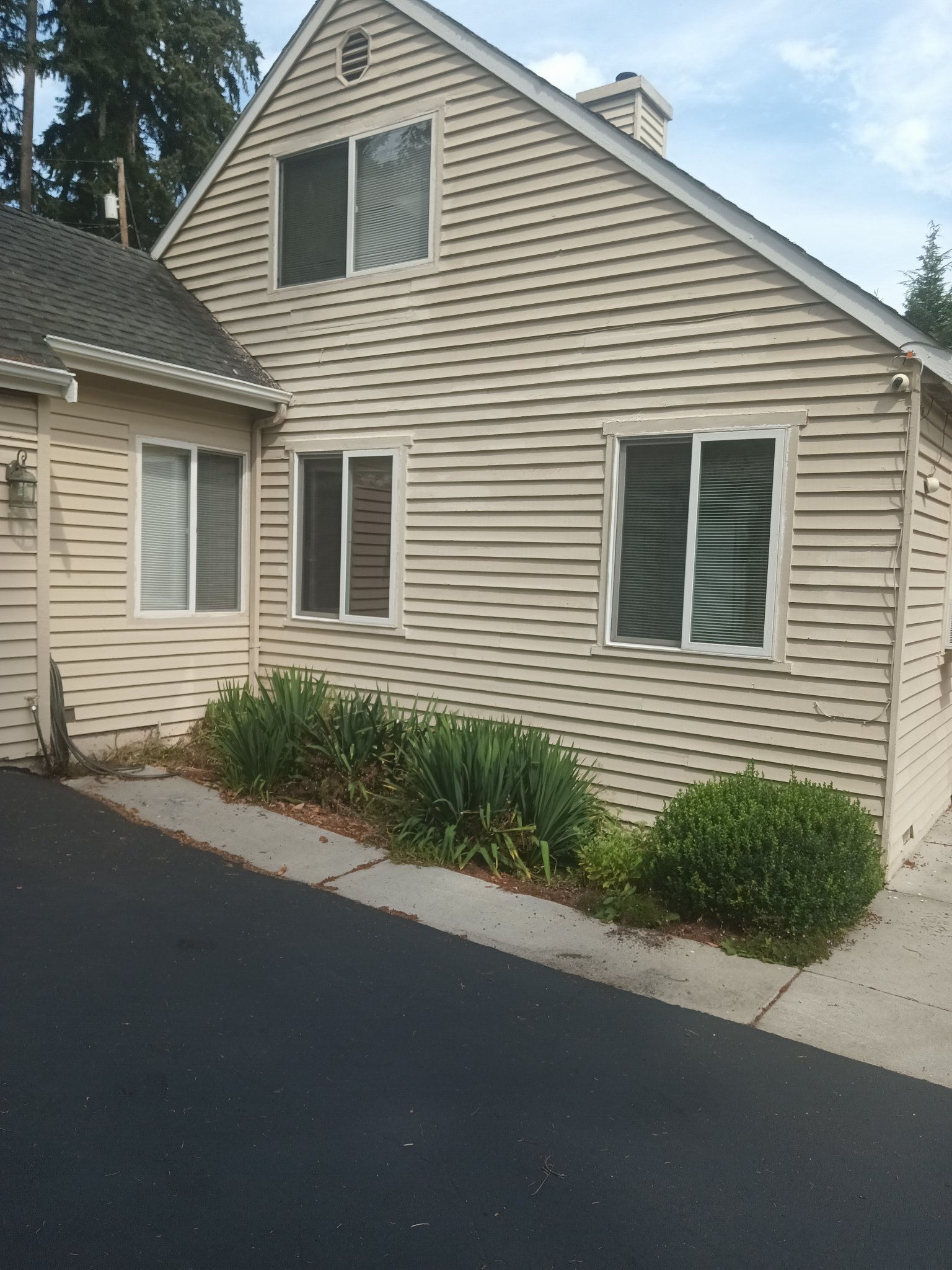 Lynnwood House: 14905 Cascadian Way