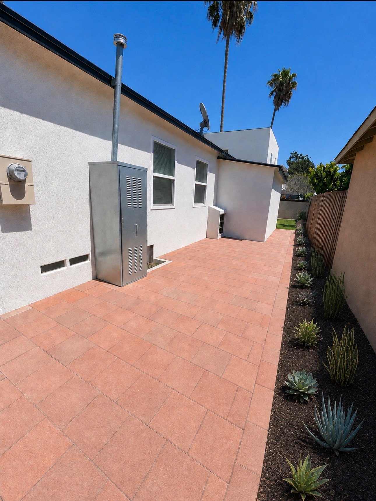 Long Beach House: 242 E Del Amo Blvd