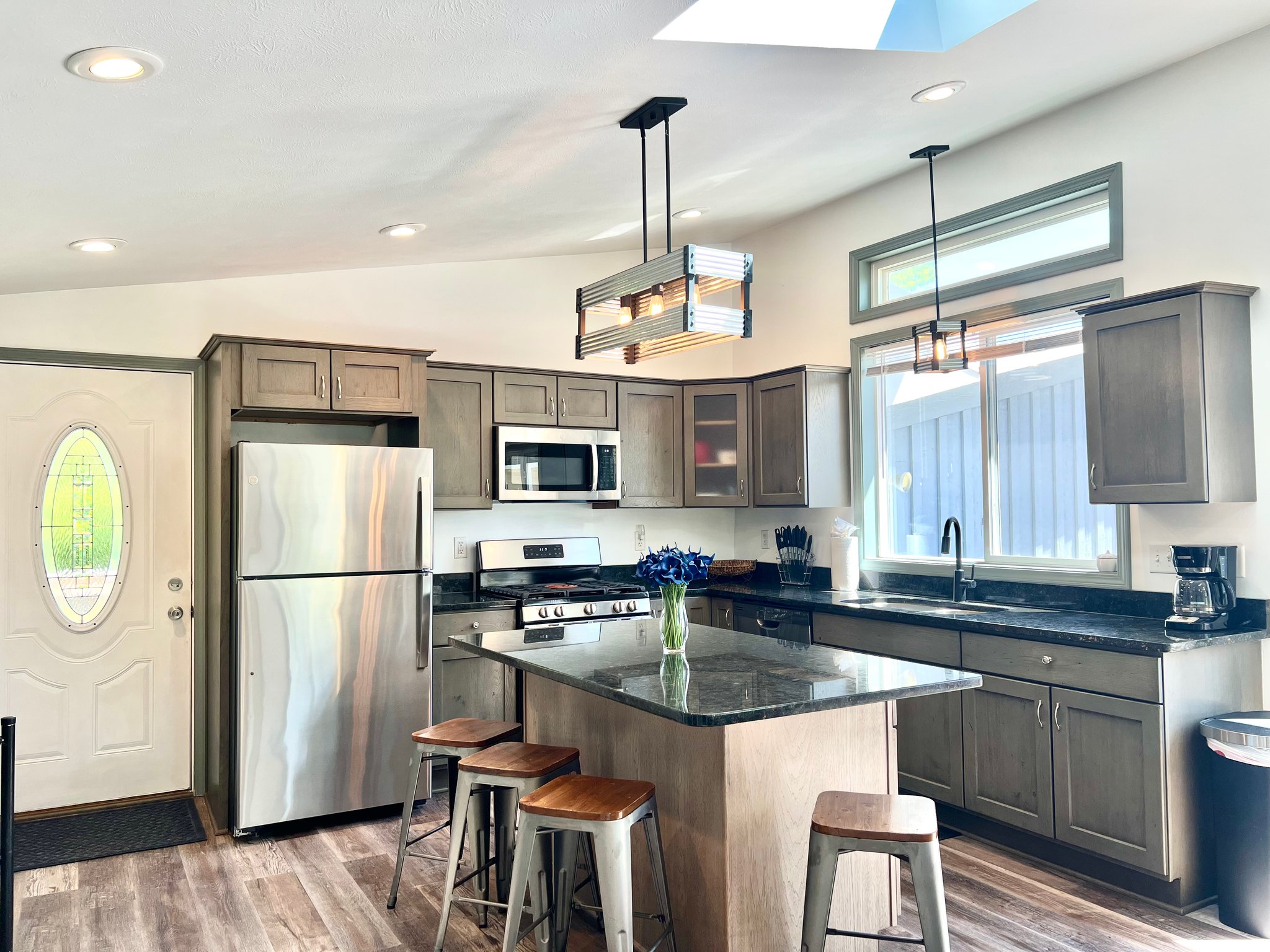 Rockford Apartment: 25 Country Club Bch
