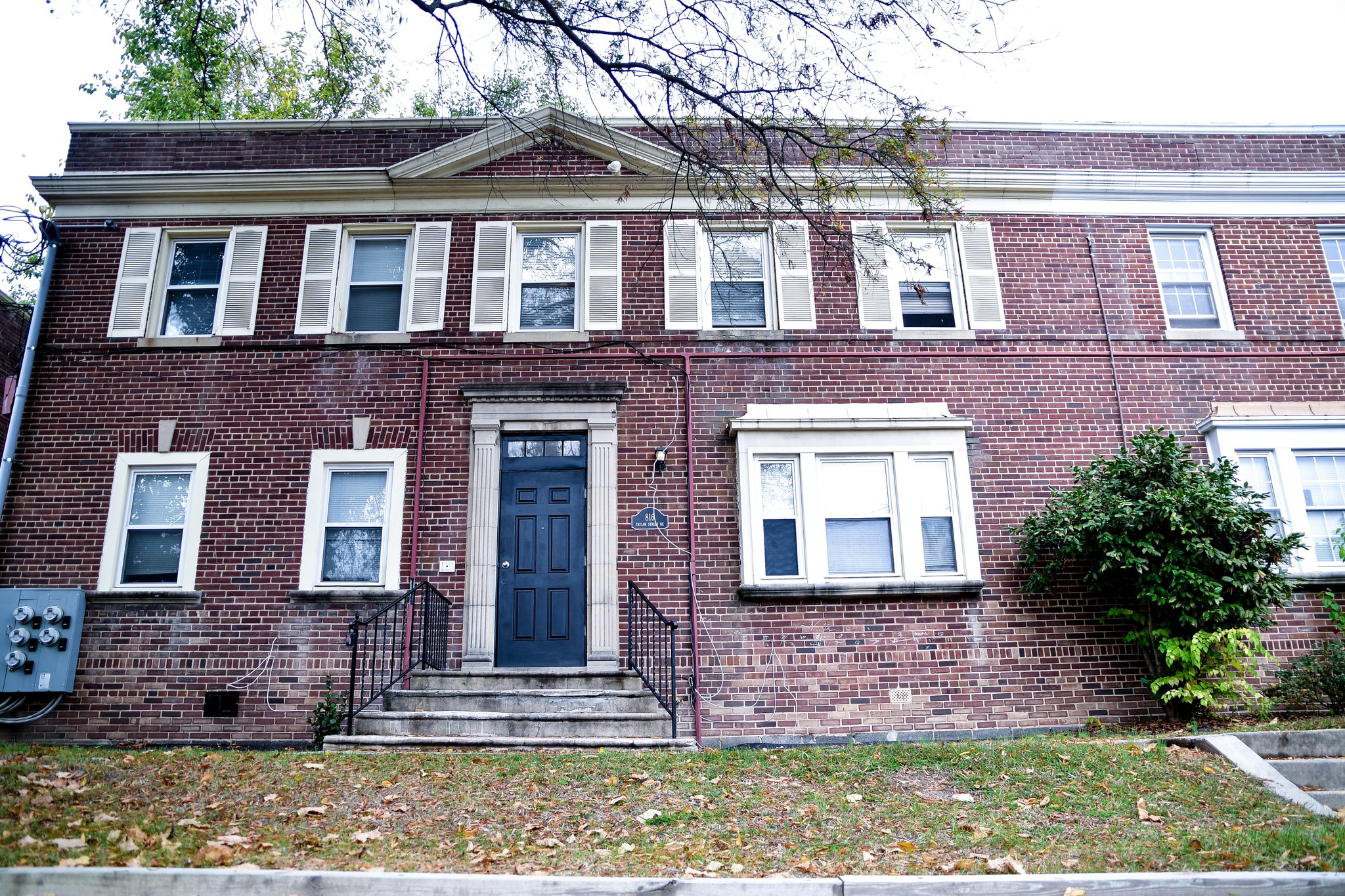 Washington Apartment: 816 Taylor Street NE