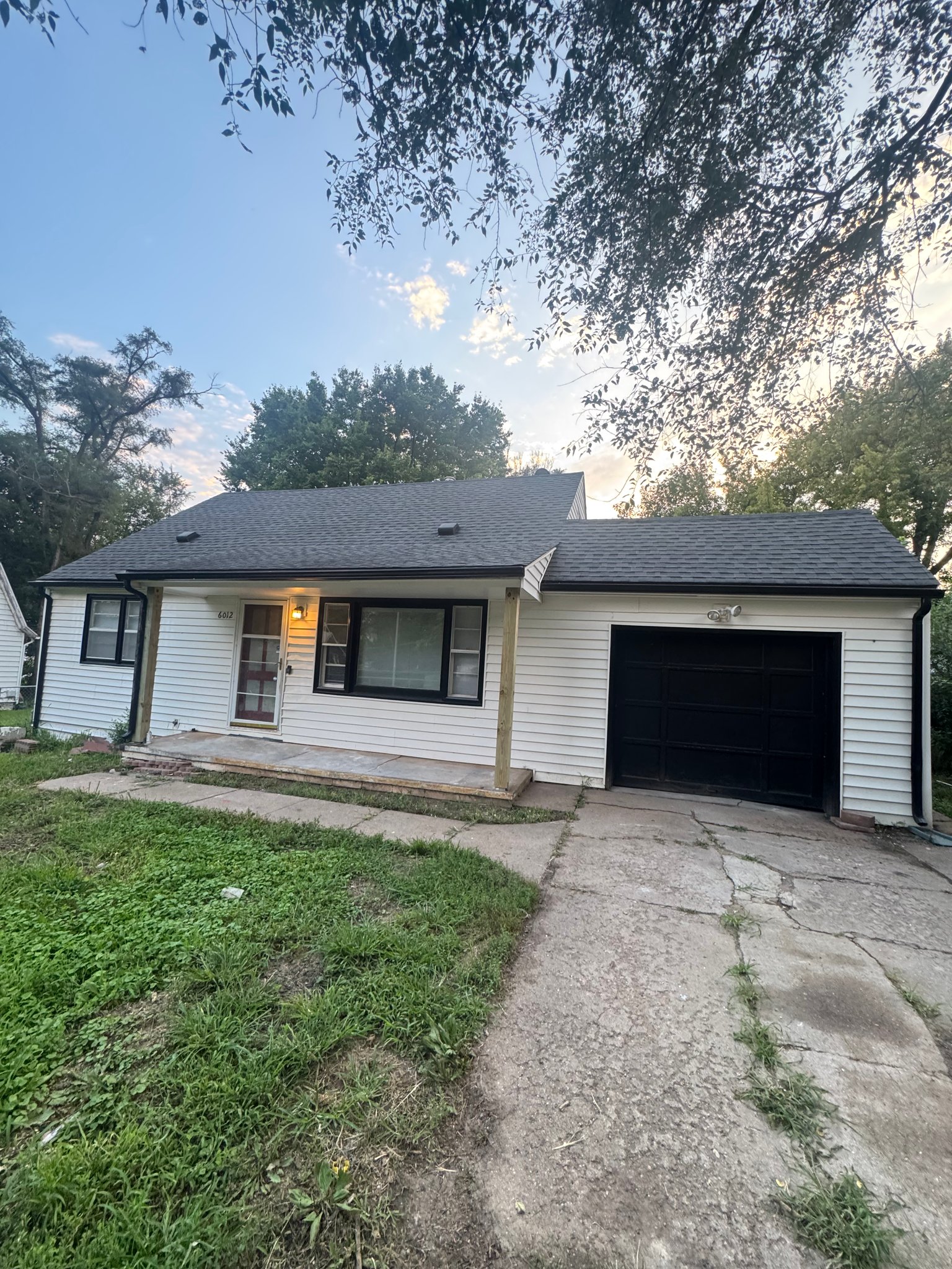 Omaha House: 6012 N 39th St