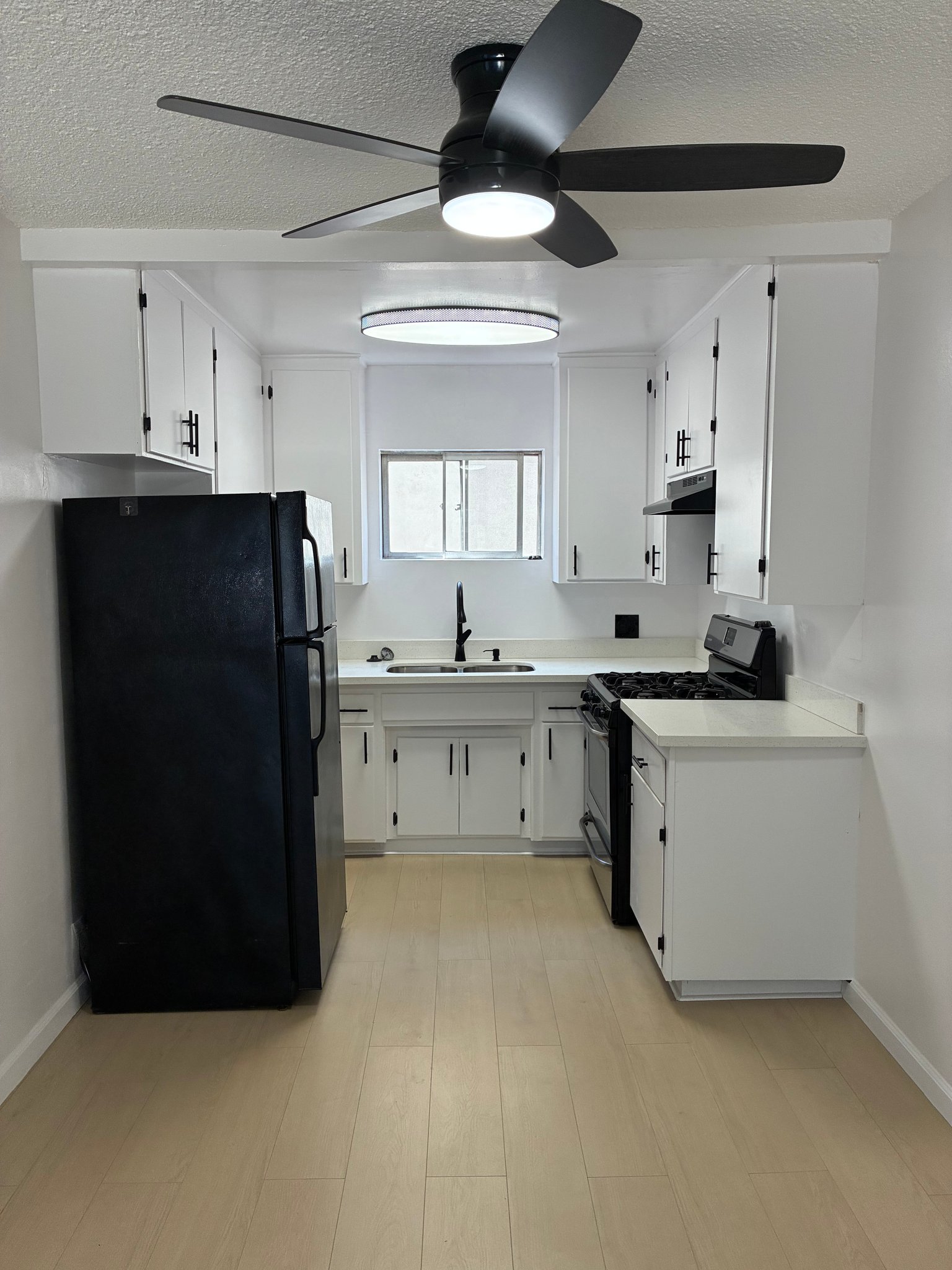 Los Angeles Apartment: 1250 N Kingsley Dr