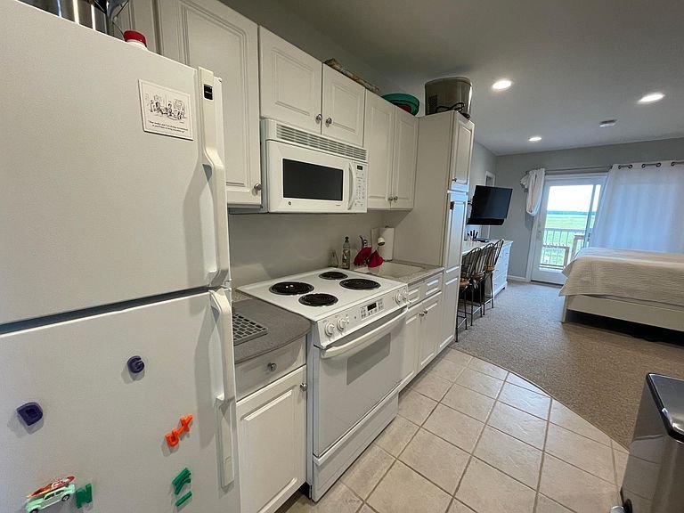Hampton Condo: 20 Brown Ave