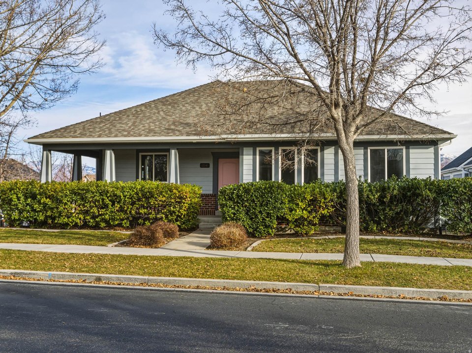 South Jordan House: 11541S Harvest crest way
