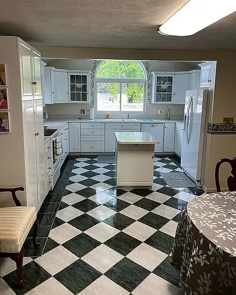 Portland House: 35 Dibiase St