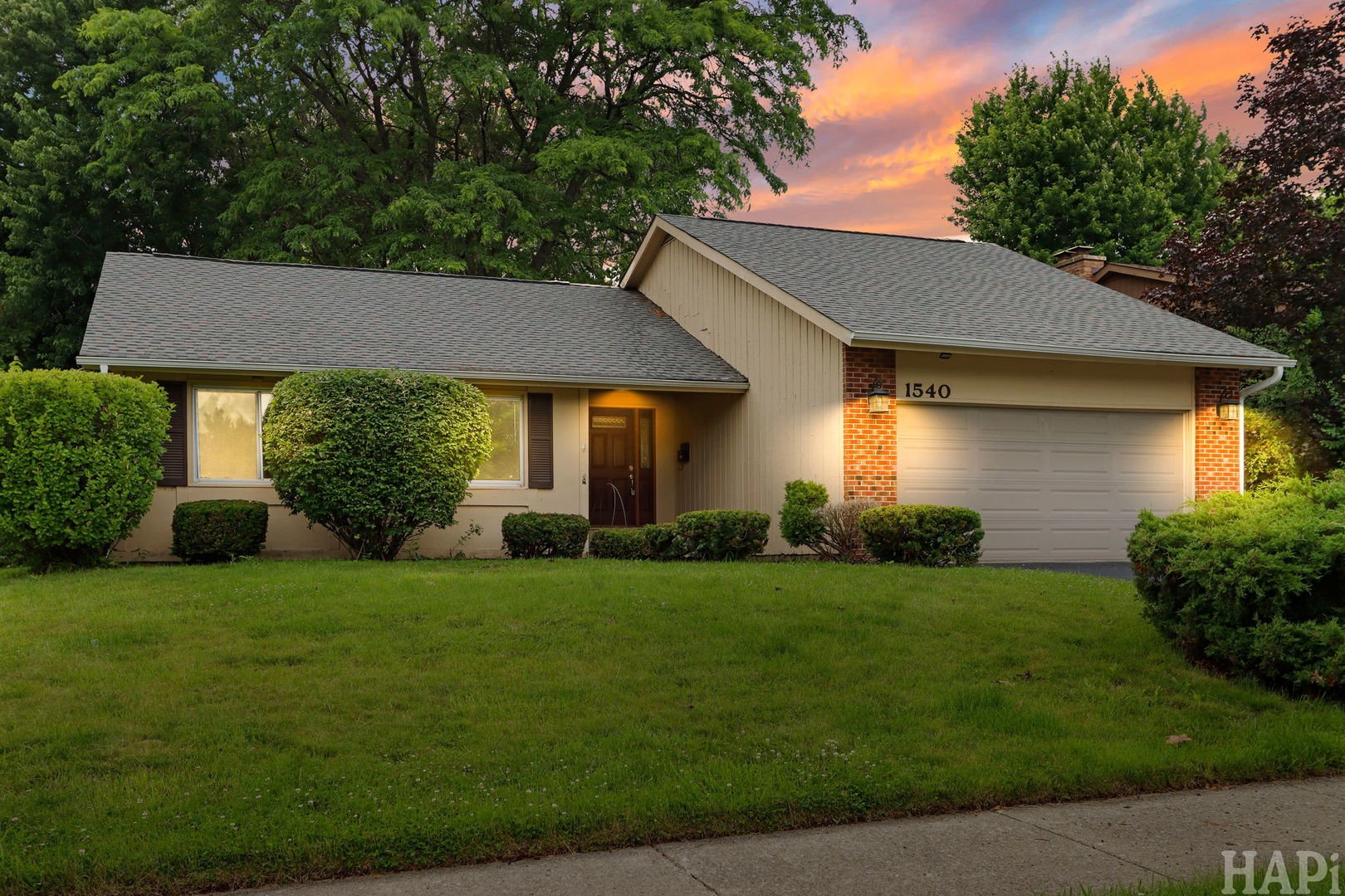 Palatine House: 1540, N Pepper Tree Dr