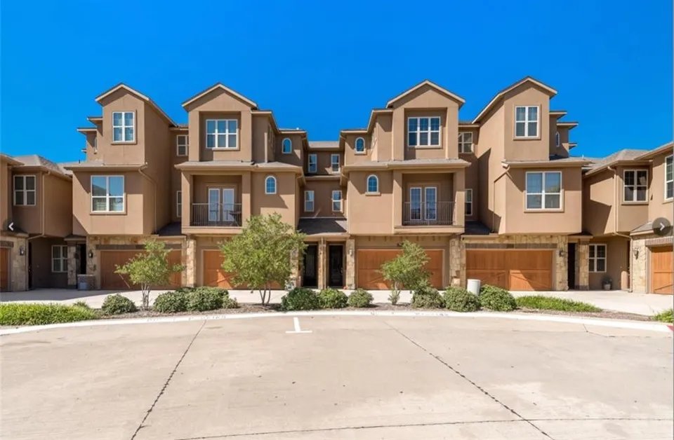 Grand Prairie Townhome: 2630 Villa Di Lago