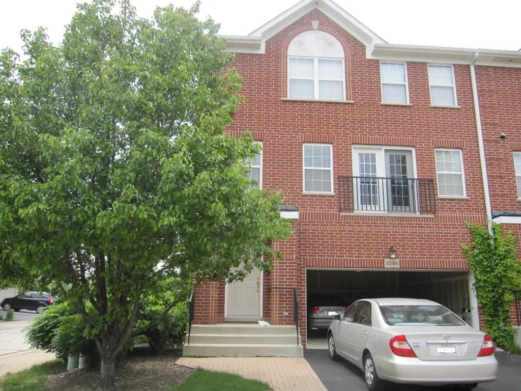 Northbrook Townhome: 2349 Croydon Place