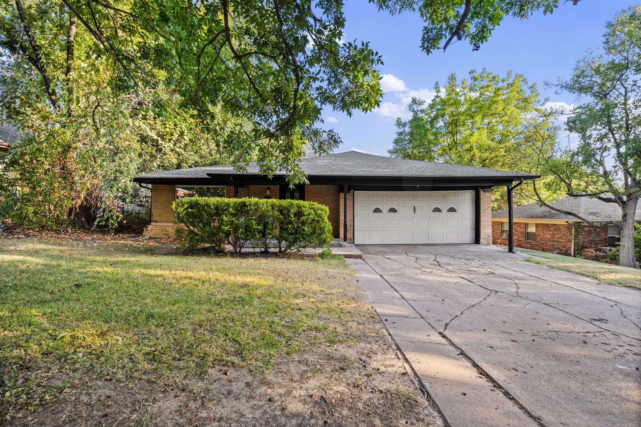 Grand Prairie House: 809 Burleson Street