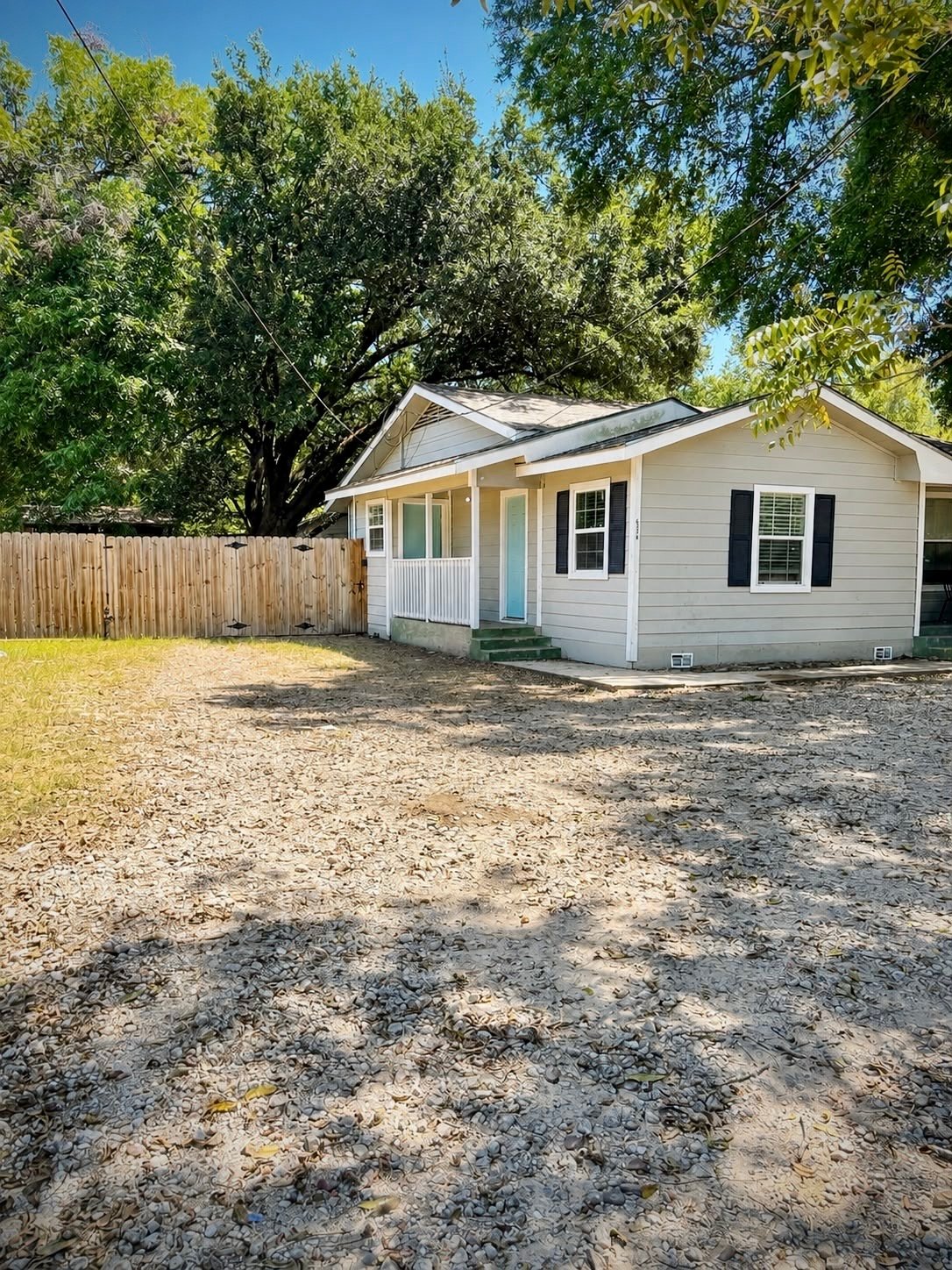 Conroe Apartment: 623 S 1st St
