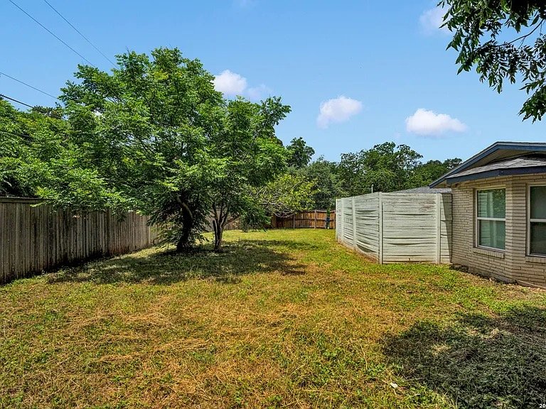 San Antonio House: 606 Wyndale St