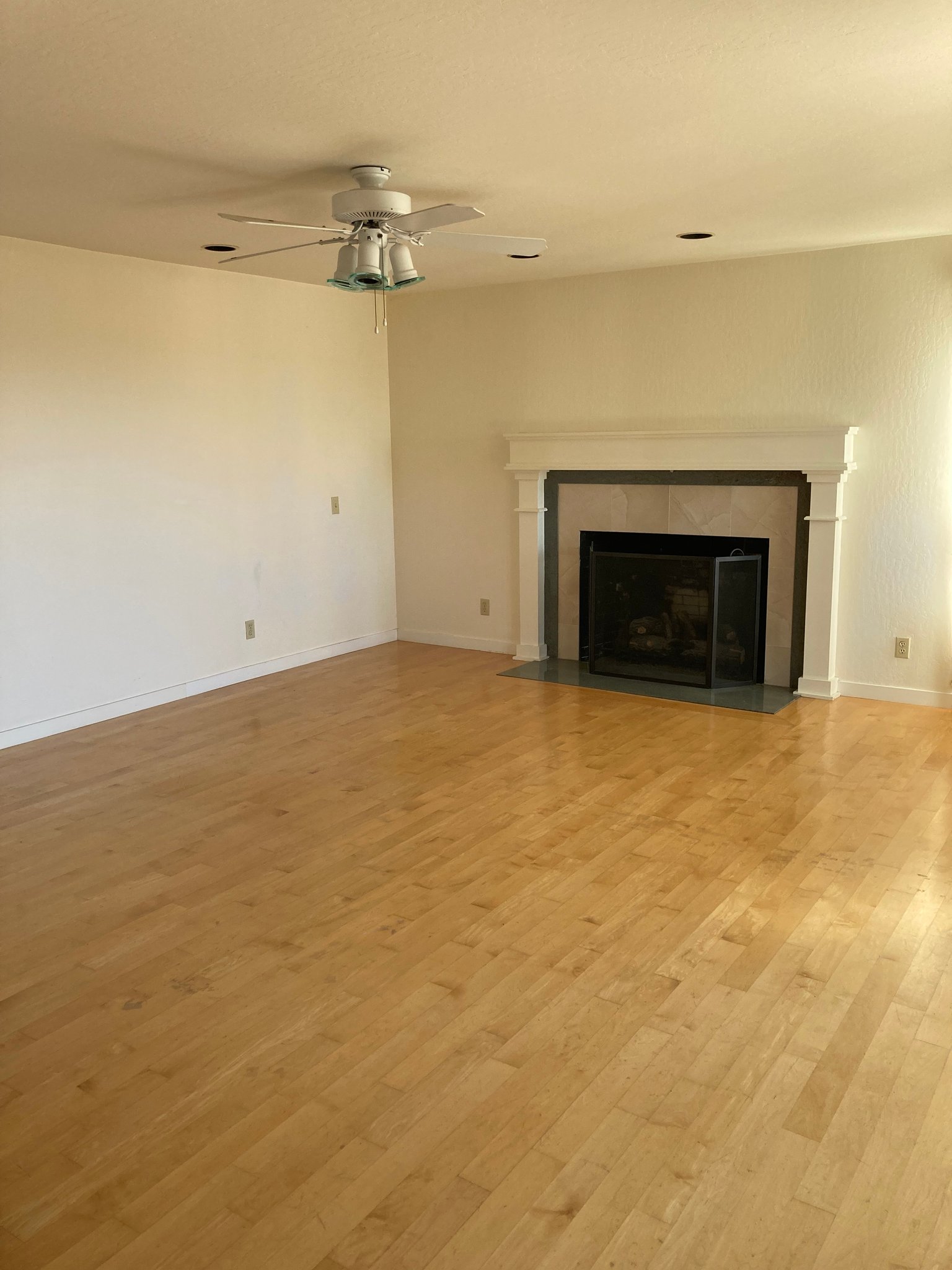 San Leandro Single Room: 1377 Ardmore Dr.