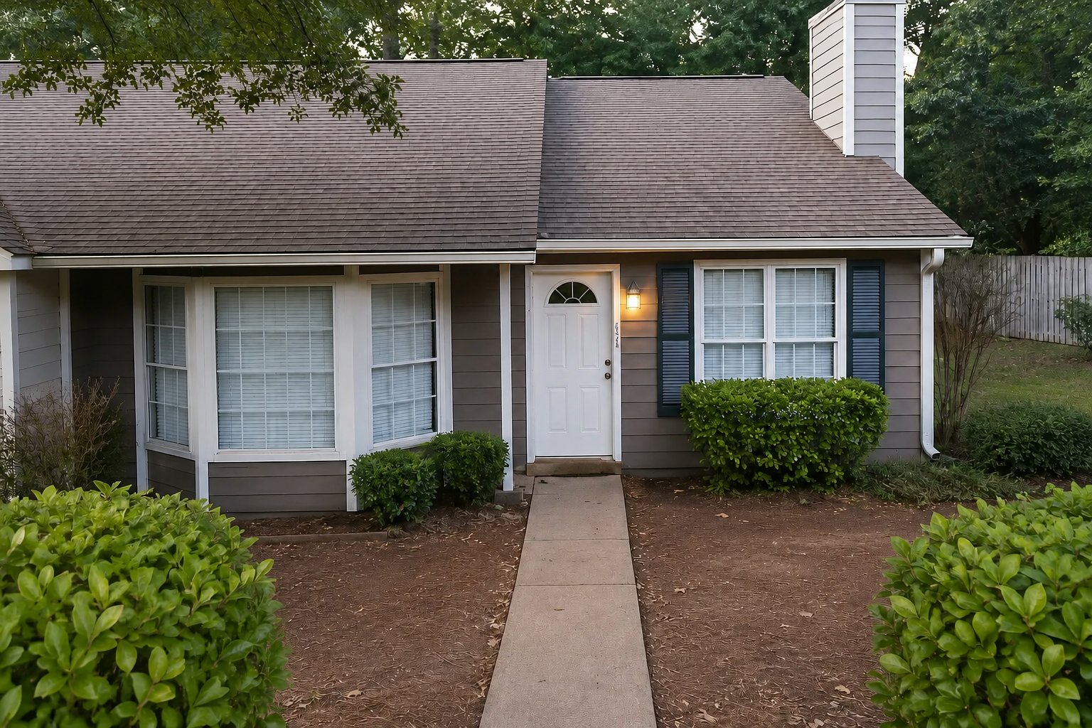 Woodstock House: 323 Farm Pl Ct NE