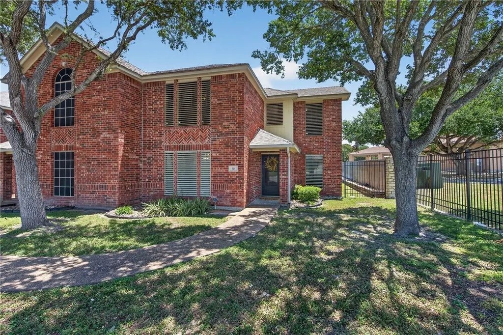 Corpus Christi Townhome: 4022 Wood River Dr