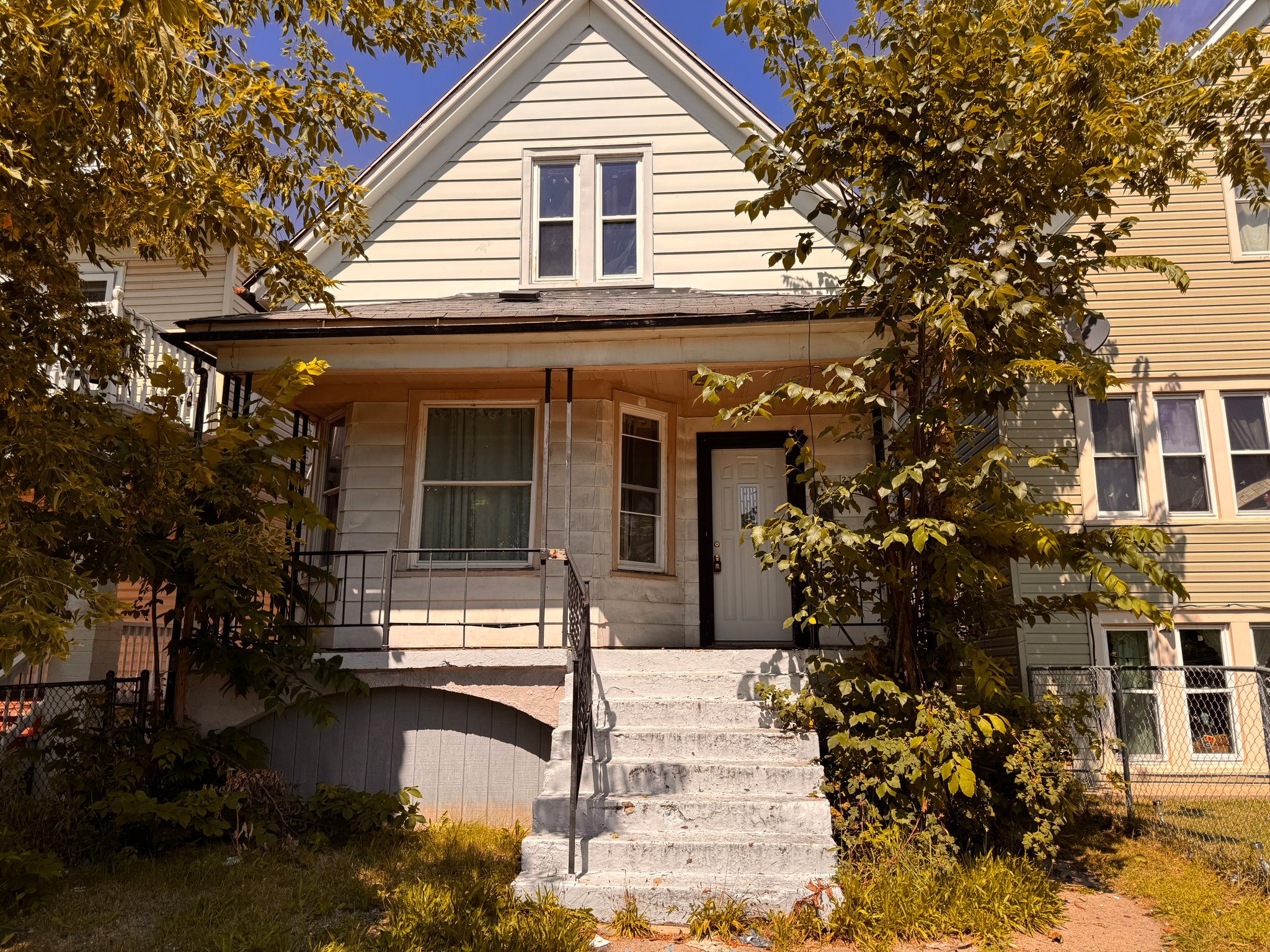 Milwaukee House: 2308 W Burnham St