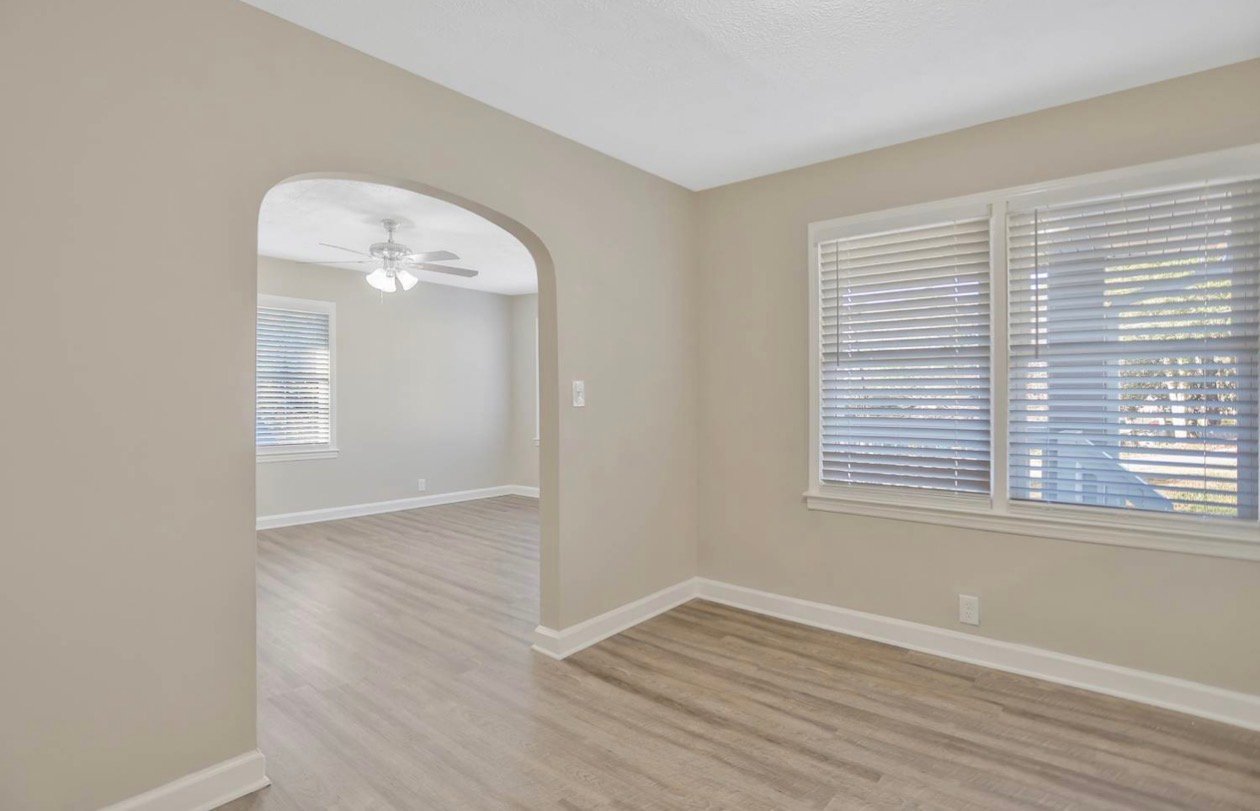 Decatur House: 1979 Glendale Dr