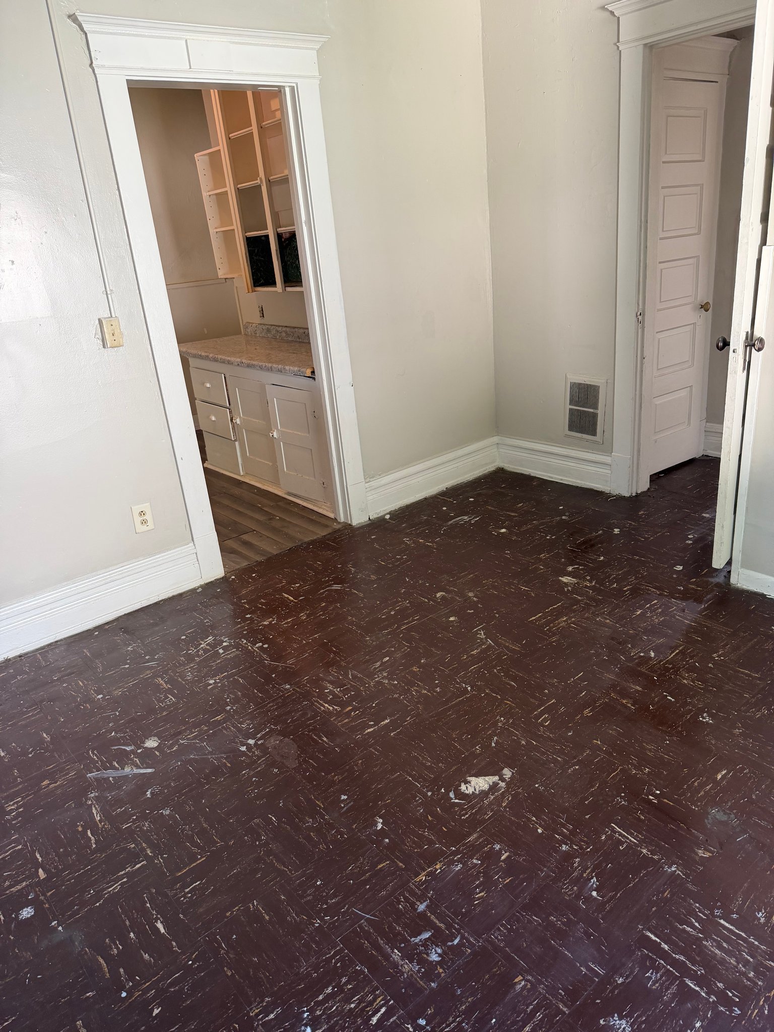 Toledo Apartment: 39 1/2 Garfield Pl