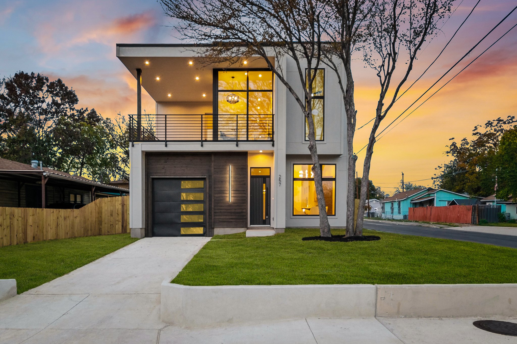 San Antonio House: 257 E Baylor St
