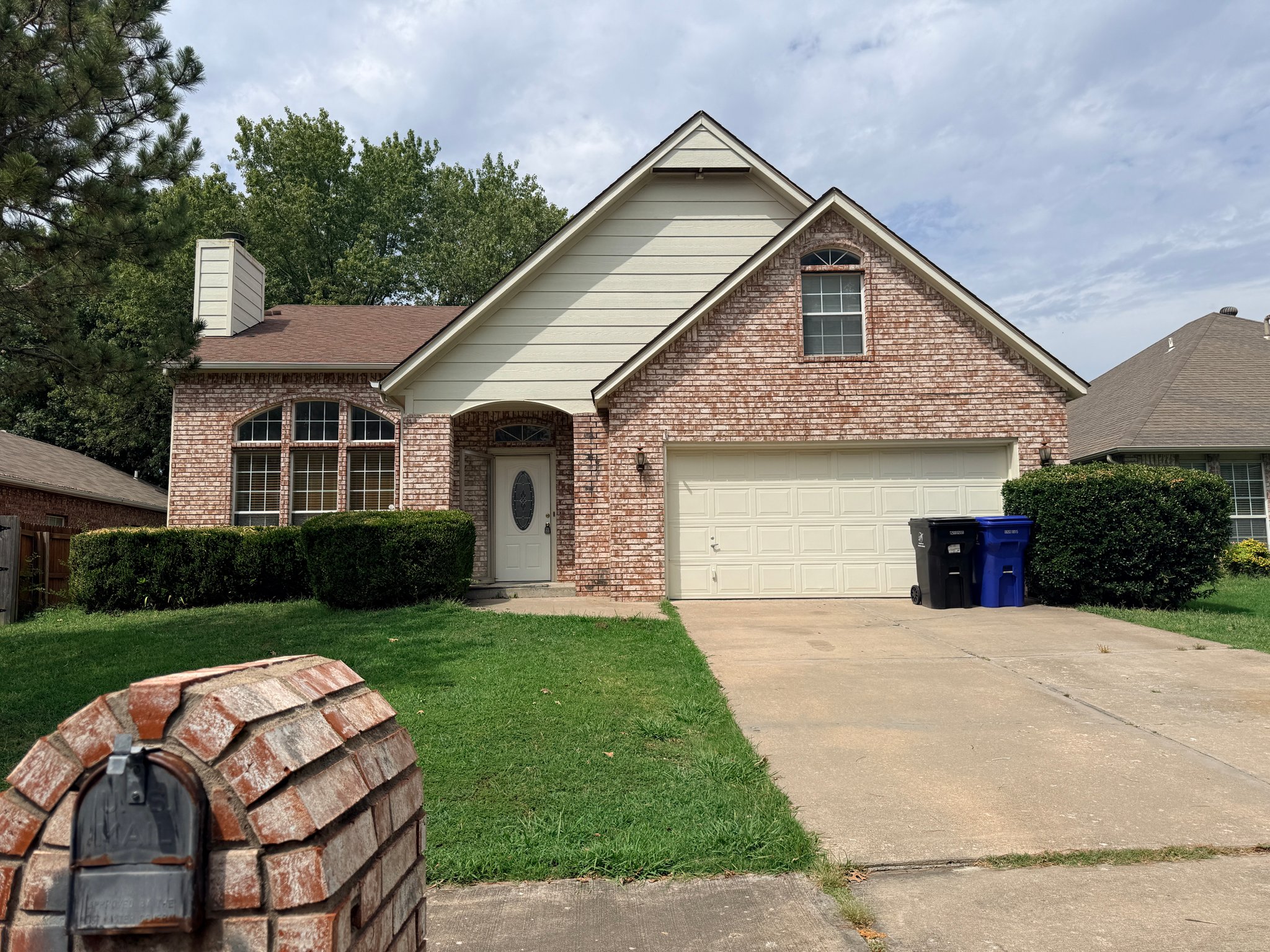 Broken Arrow House: 3832 W Forth Worth St