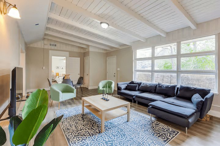 Decatur House: 4454 Thompson Mill Rd