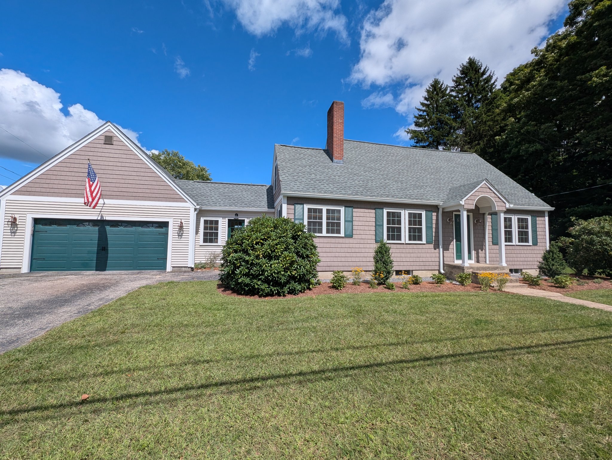 Nashua House: 211 Pine Hill Rd