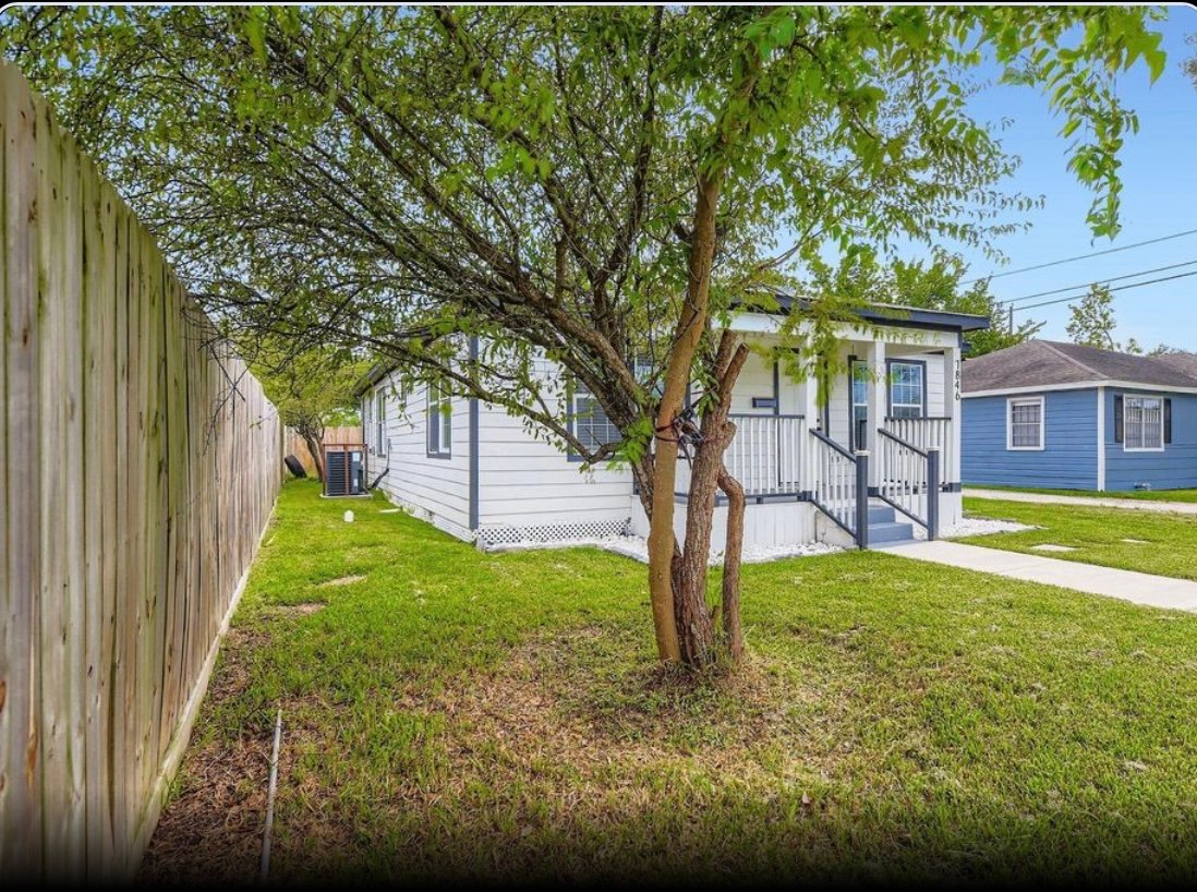 Houston House: 7846 S Howton