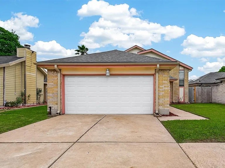 Houston House: 13431 Clarewood Dr
