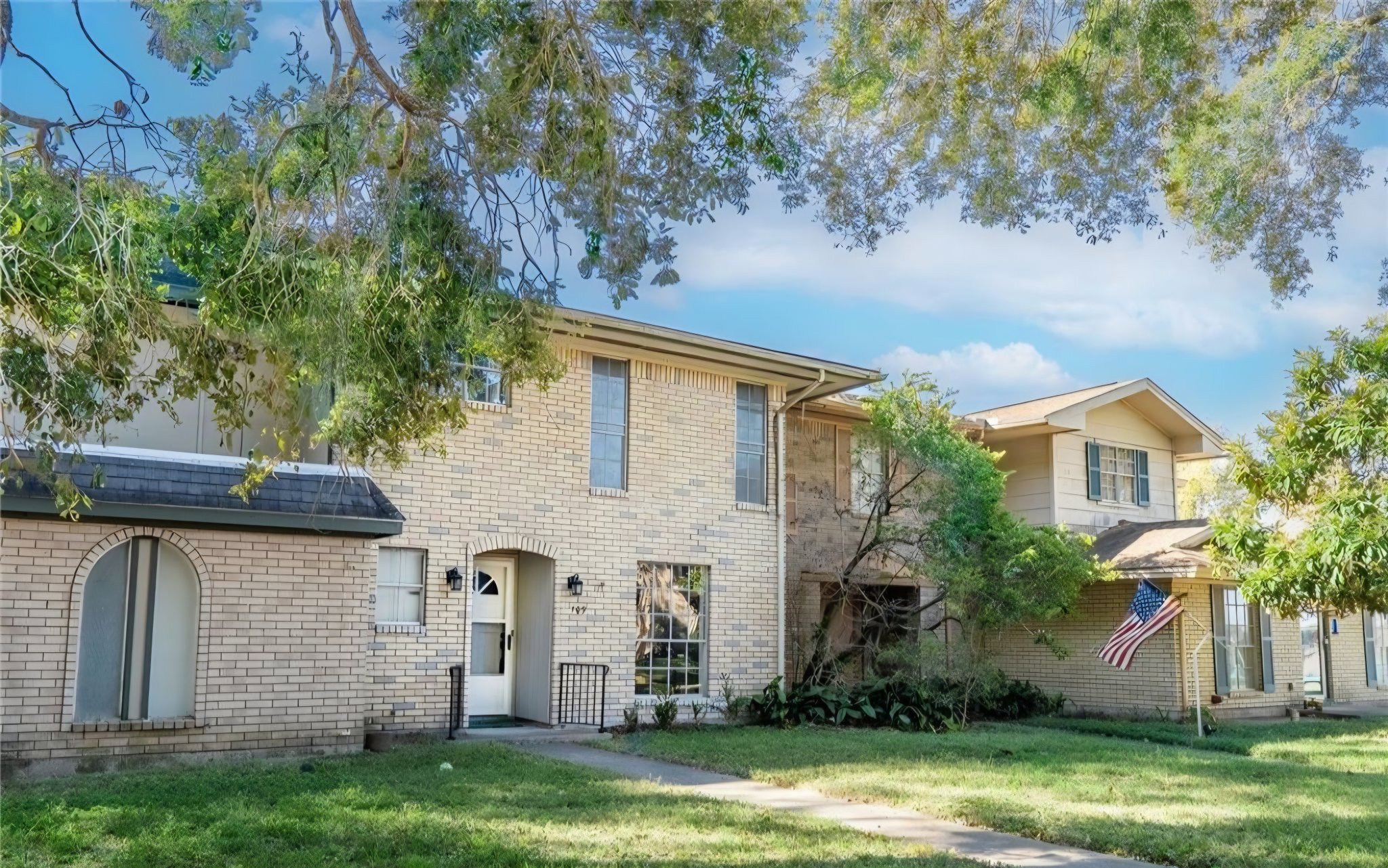 Victoria Townhome: 109 Westwood St
