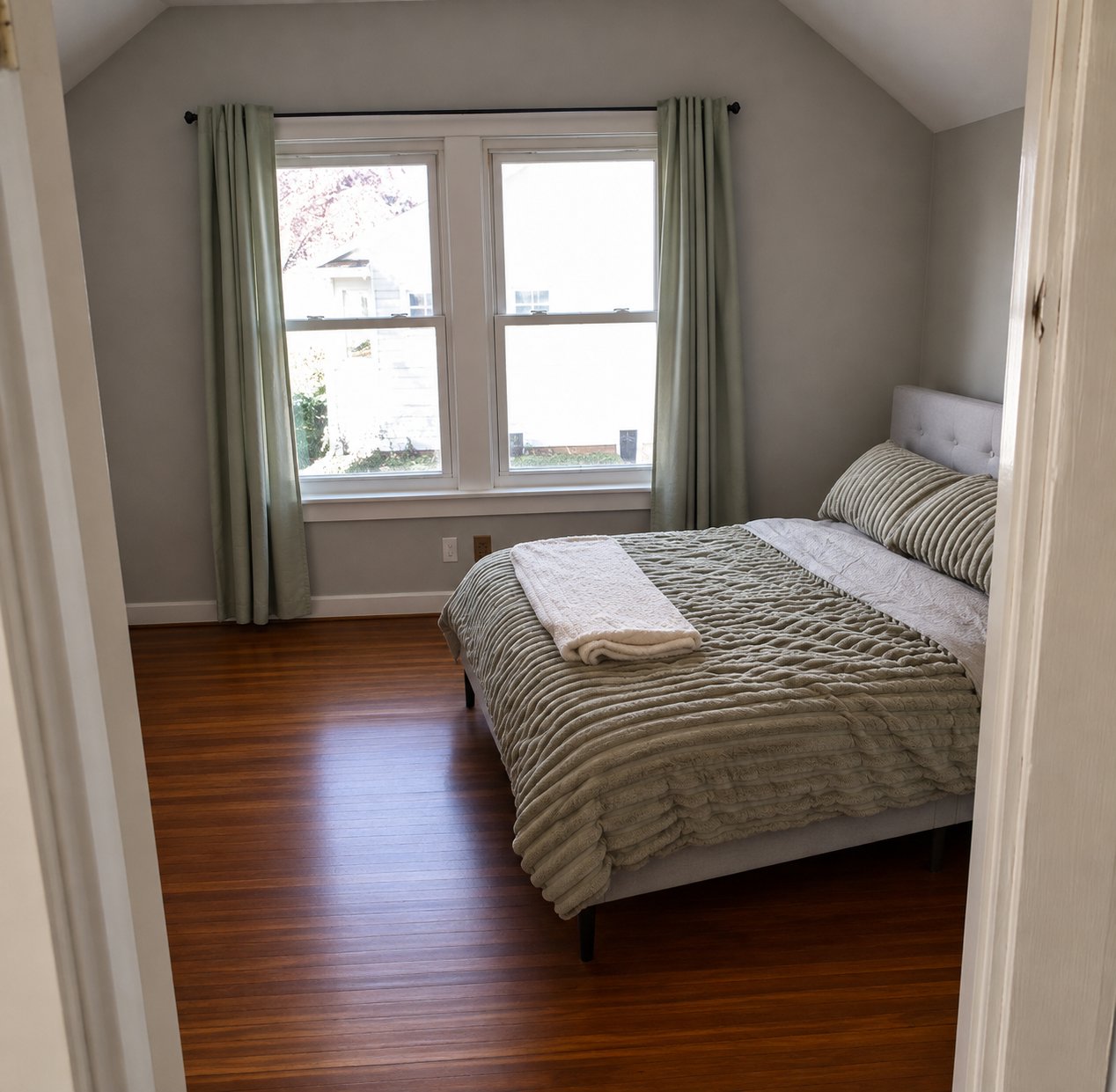 Bristol House: 832 Terryville Ave
