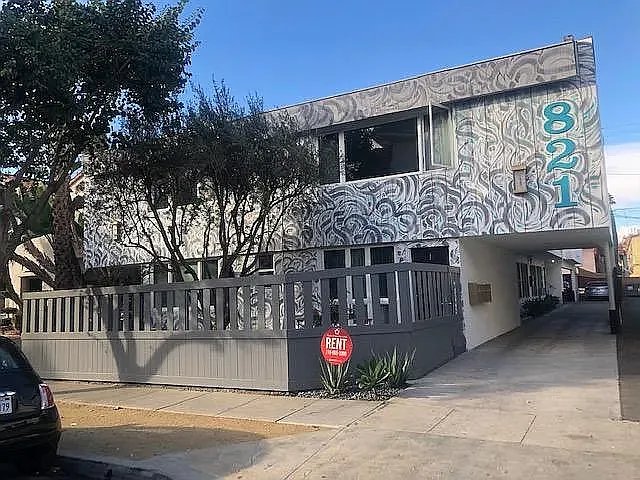 West Hollywood Apartment: 821 Westmount Drive