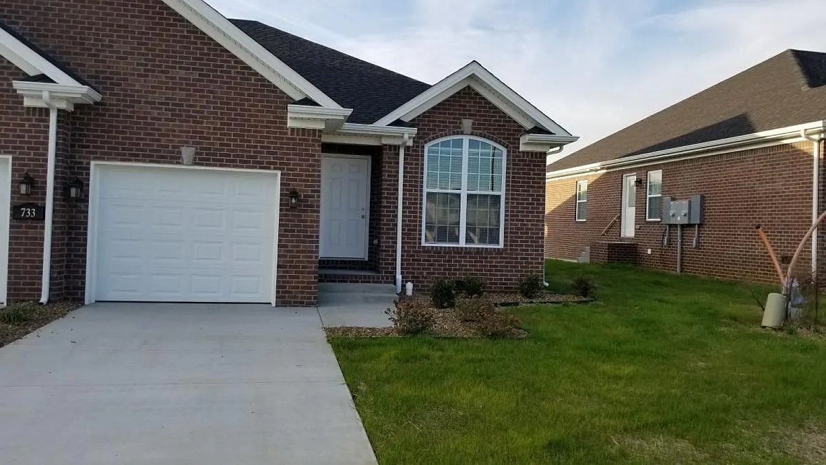 Bowling Green Townhome: 733 Village Creek
