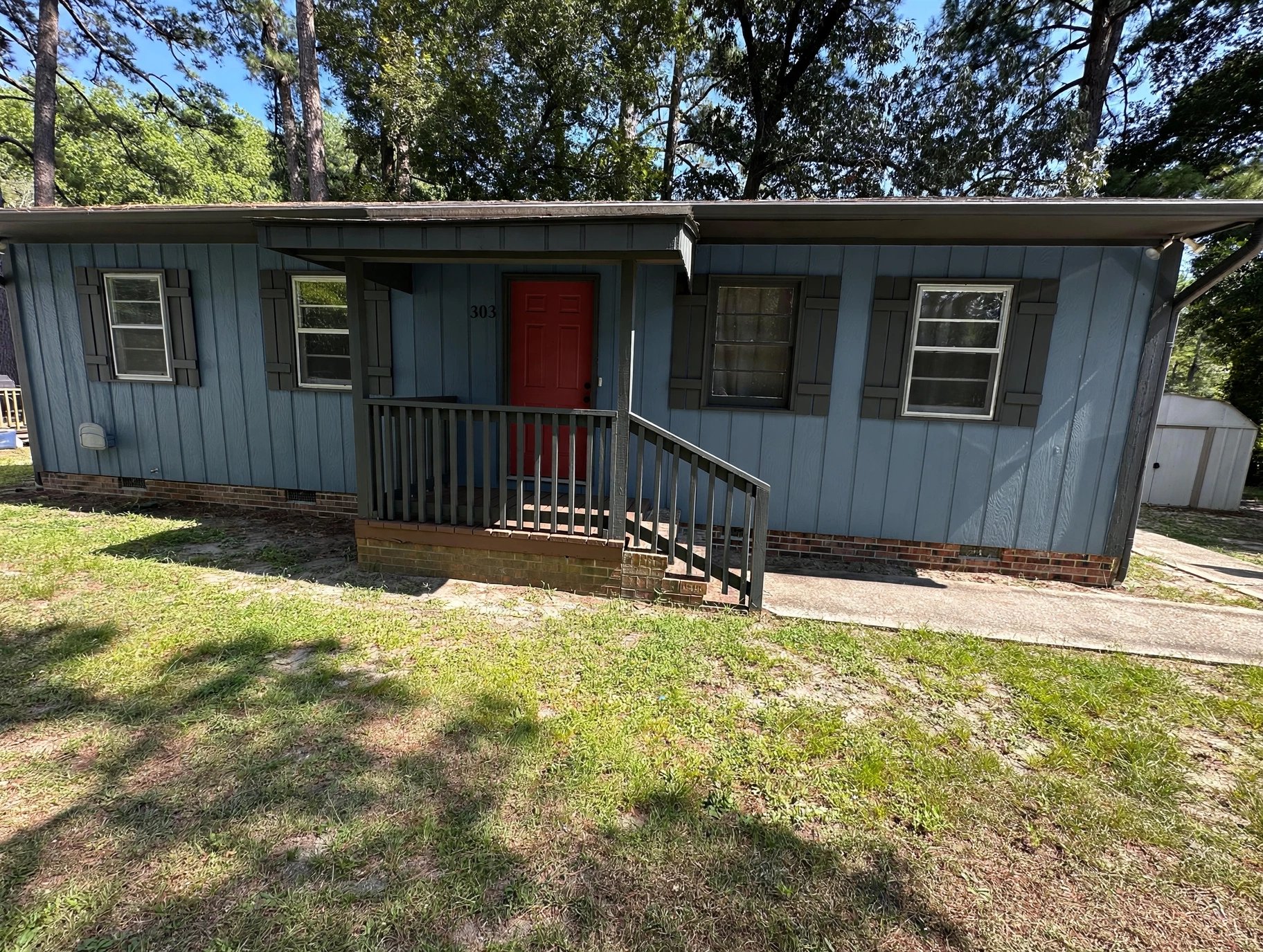 Dillon House: 303 Gator Lake Ct