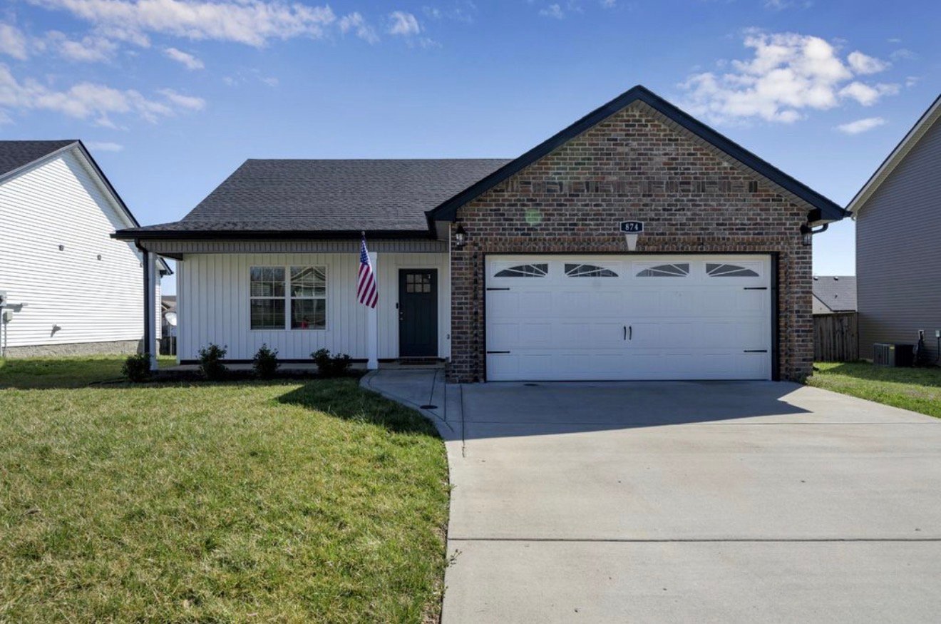 Clarksville House: 874 Lutz Ln