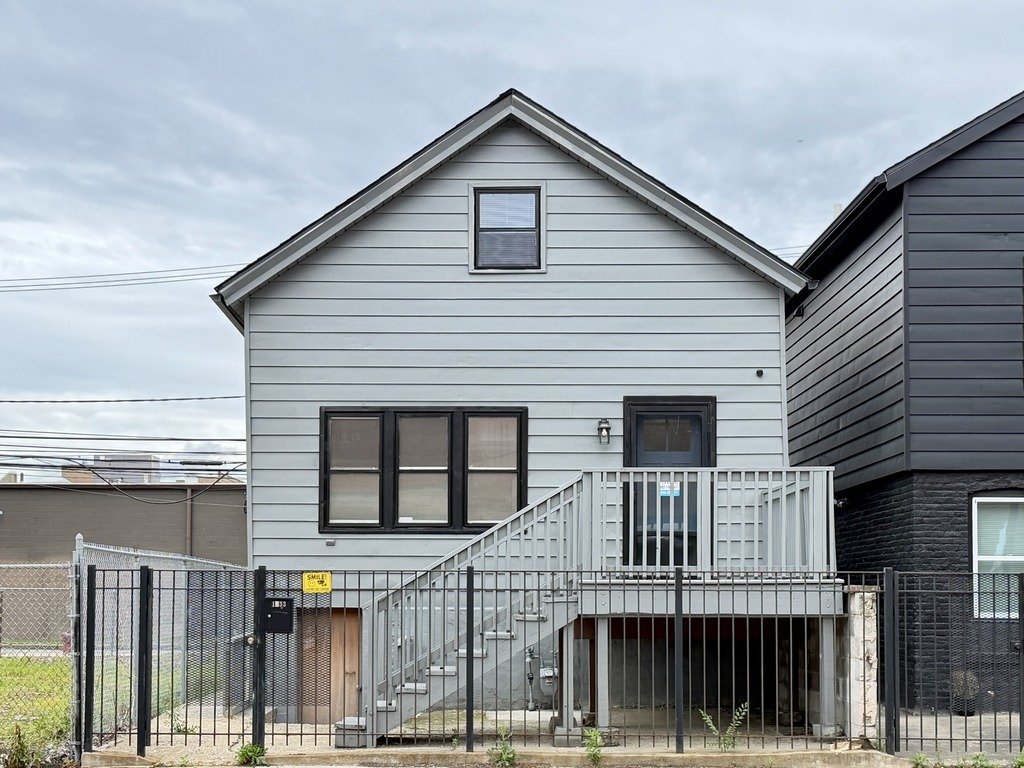 chicago House: 1933 w grand