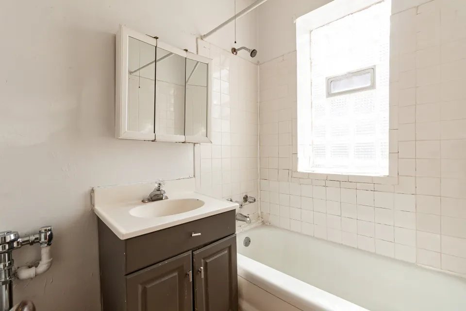 Chicago Apartment: 626 West Barry Avenue #N3 Chicago, IL 60657