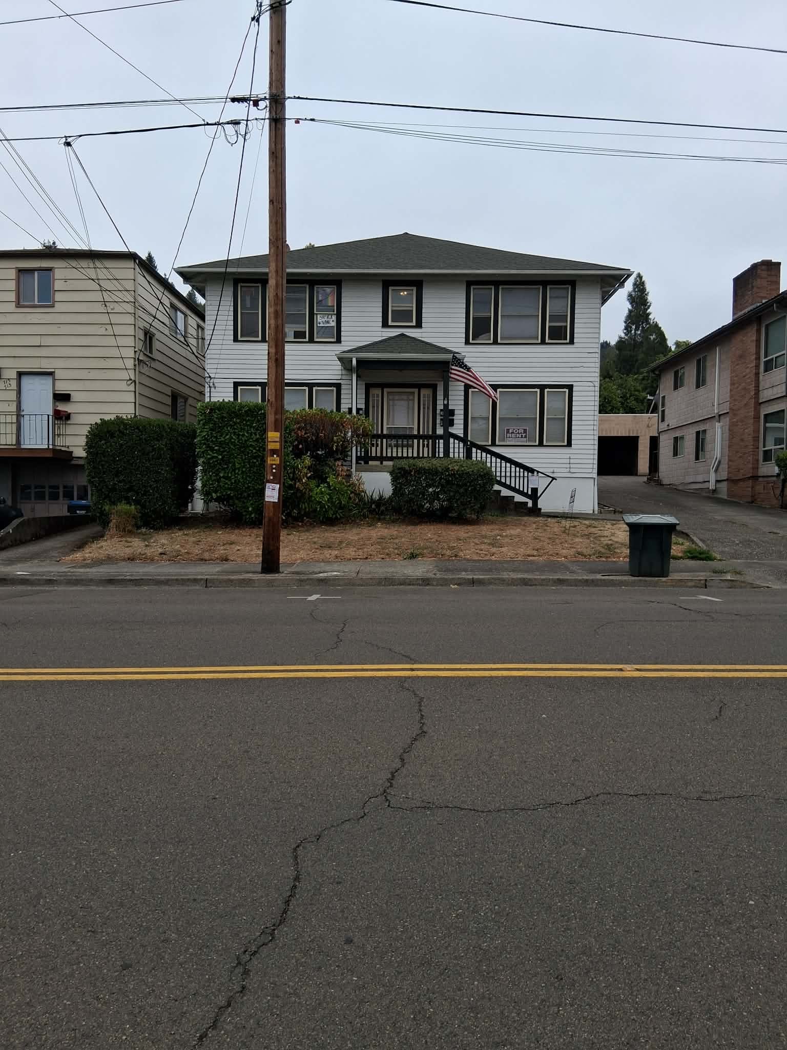 Roseburg Apartment: 721 SE Kane St