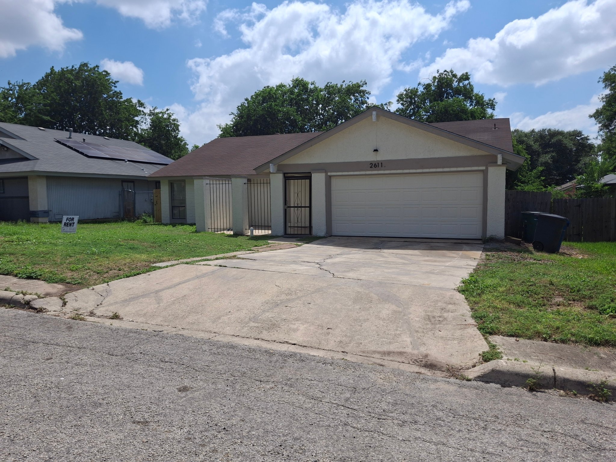 San Antonio House: 2611 Lakeledge St