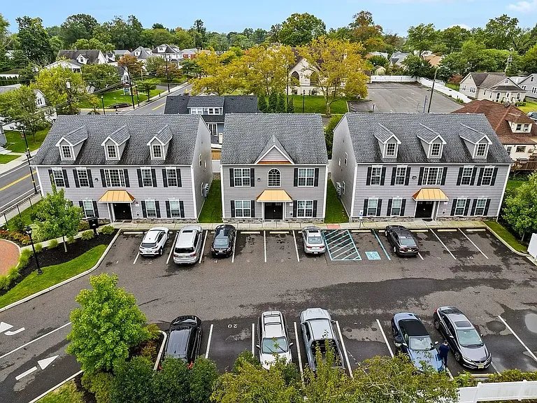 Barrington Apartment: 313 Clements Bridge Rd