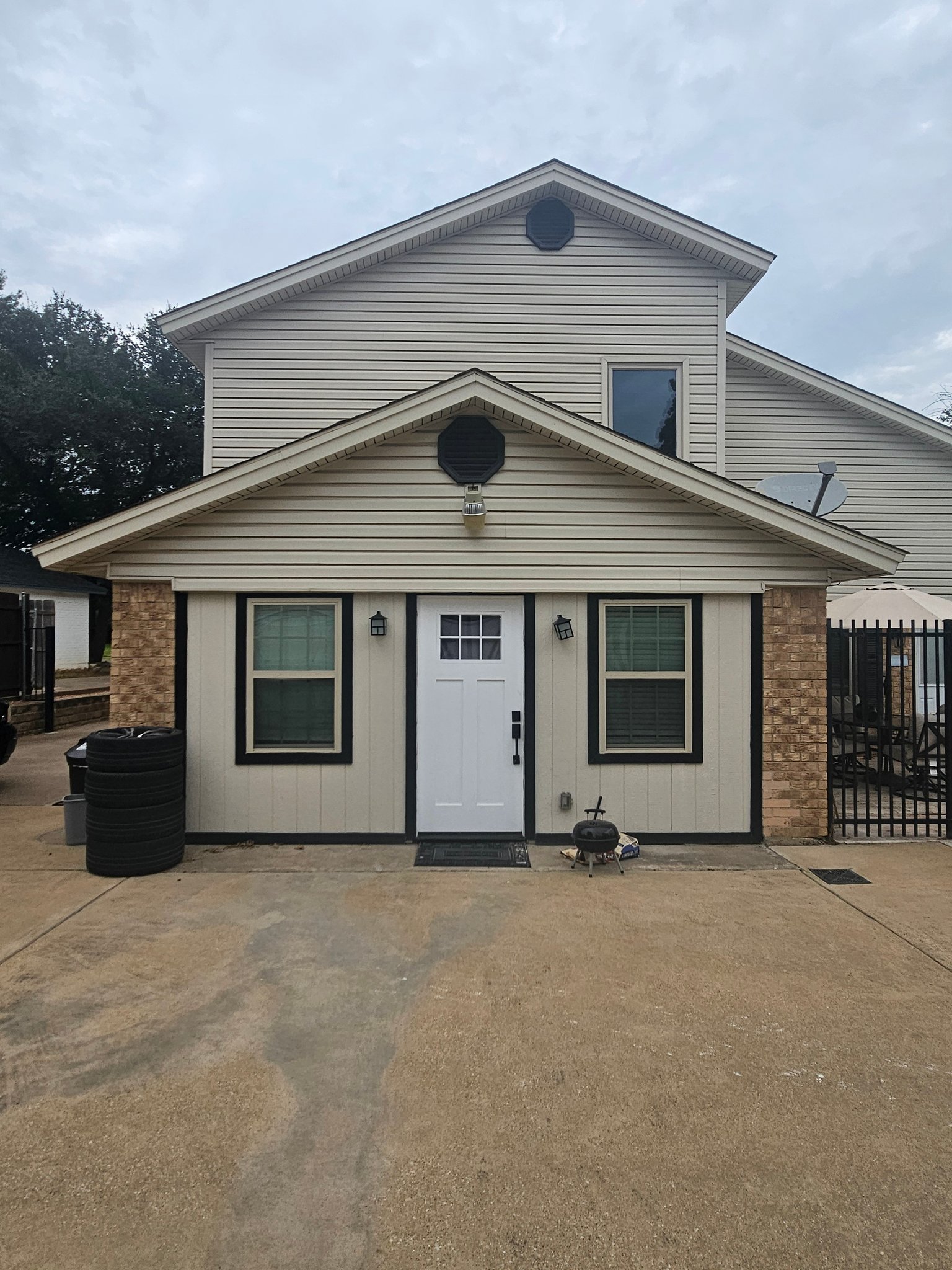 Bedford House: 2020 Oakmeadow St