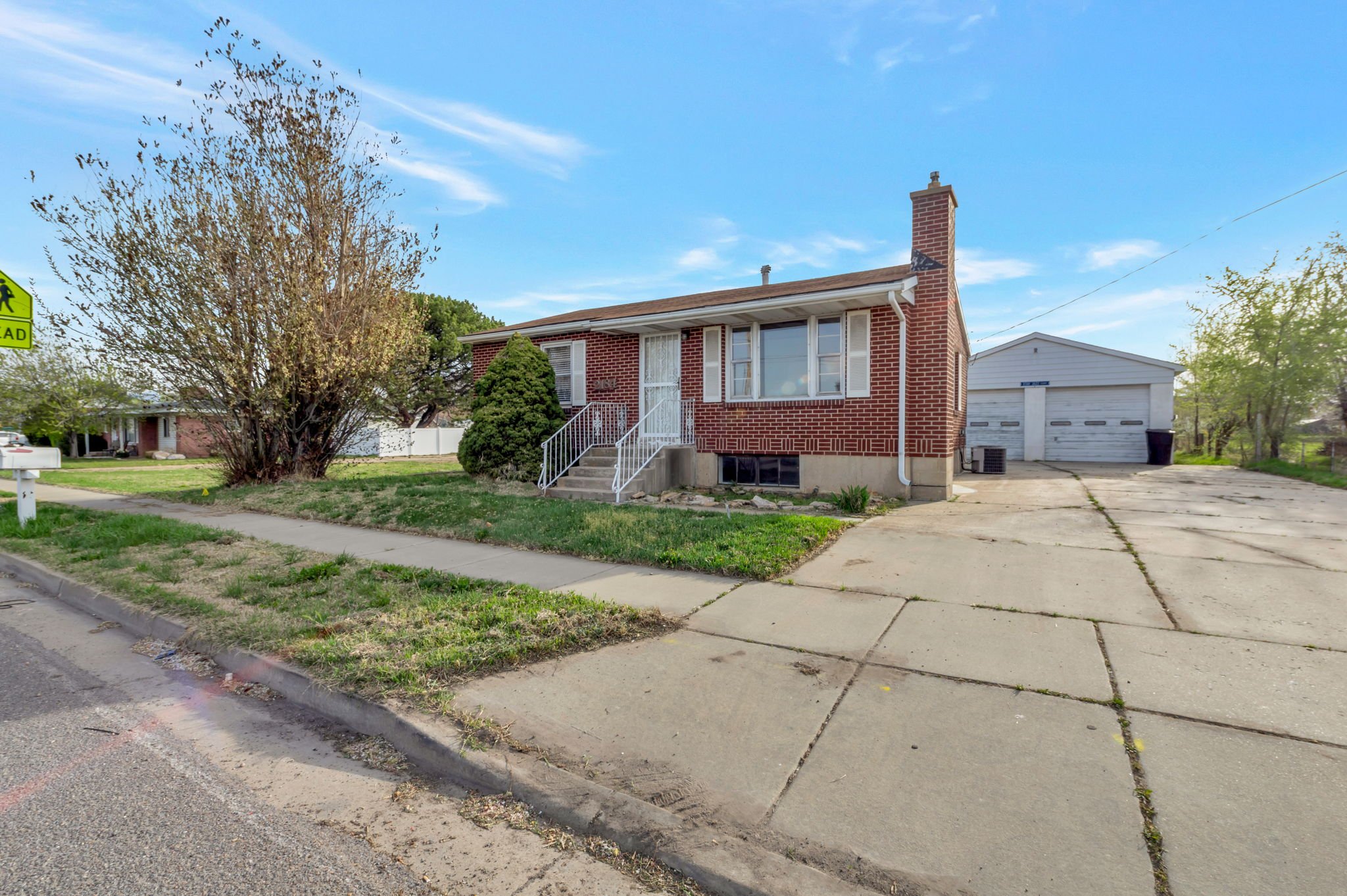 Clinton House: 2184 N 2000 W