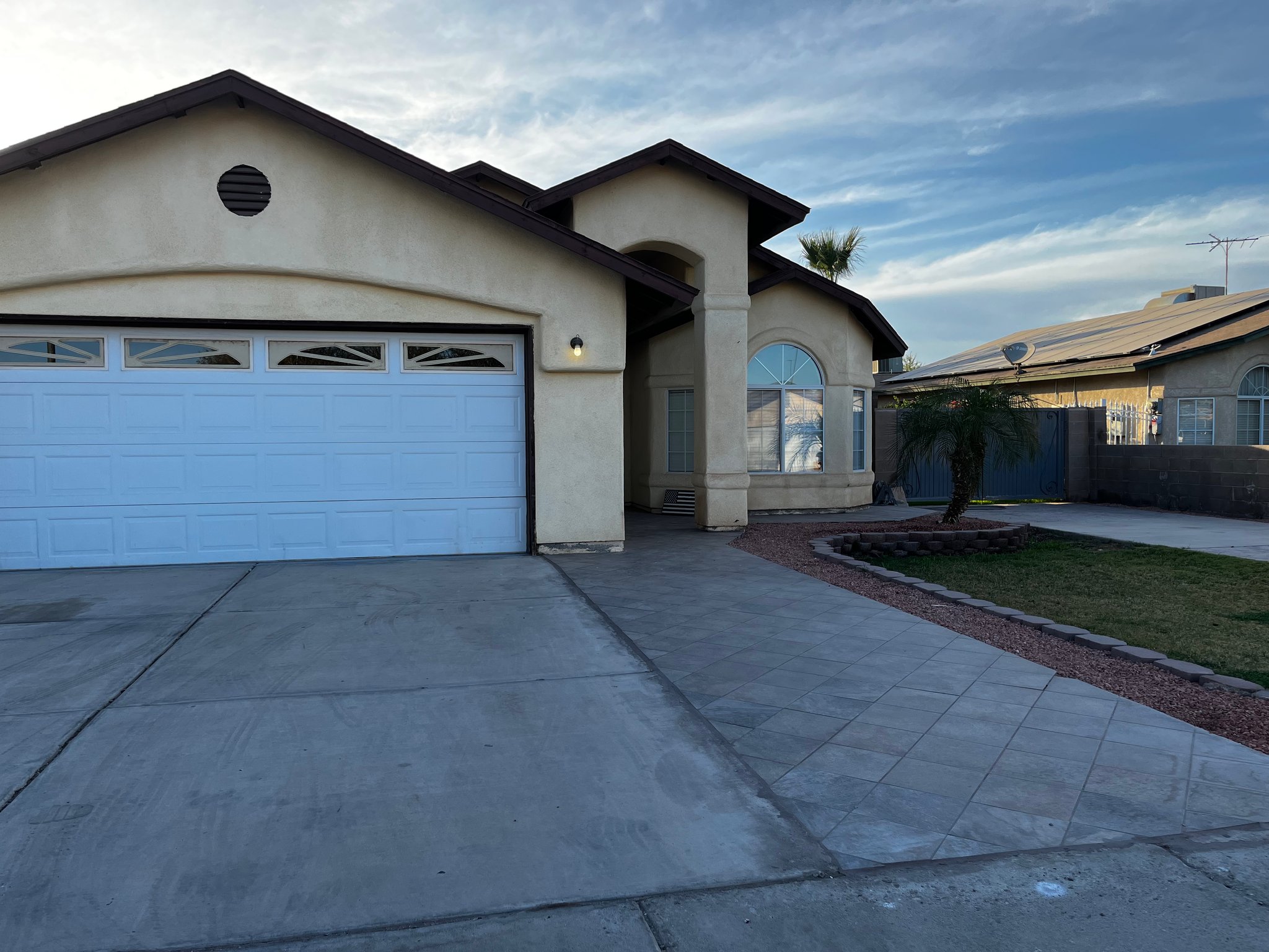 Somerton House: 759 S Hill Ave