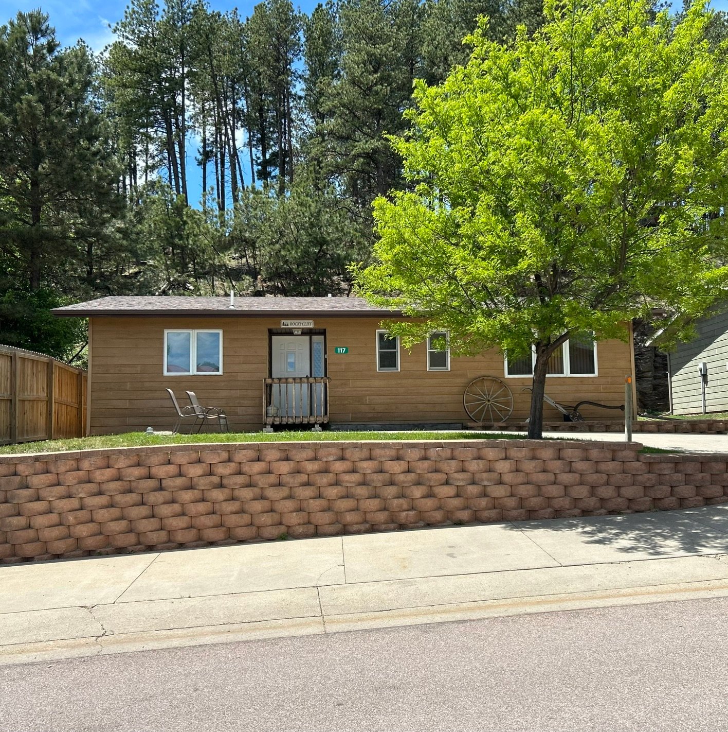 Hill City House: 117 Pine Avenue