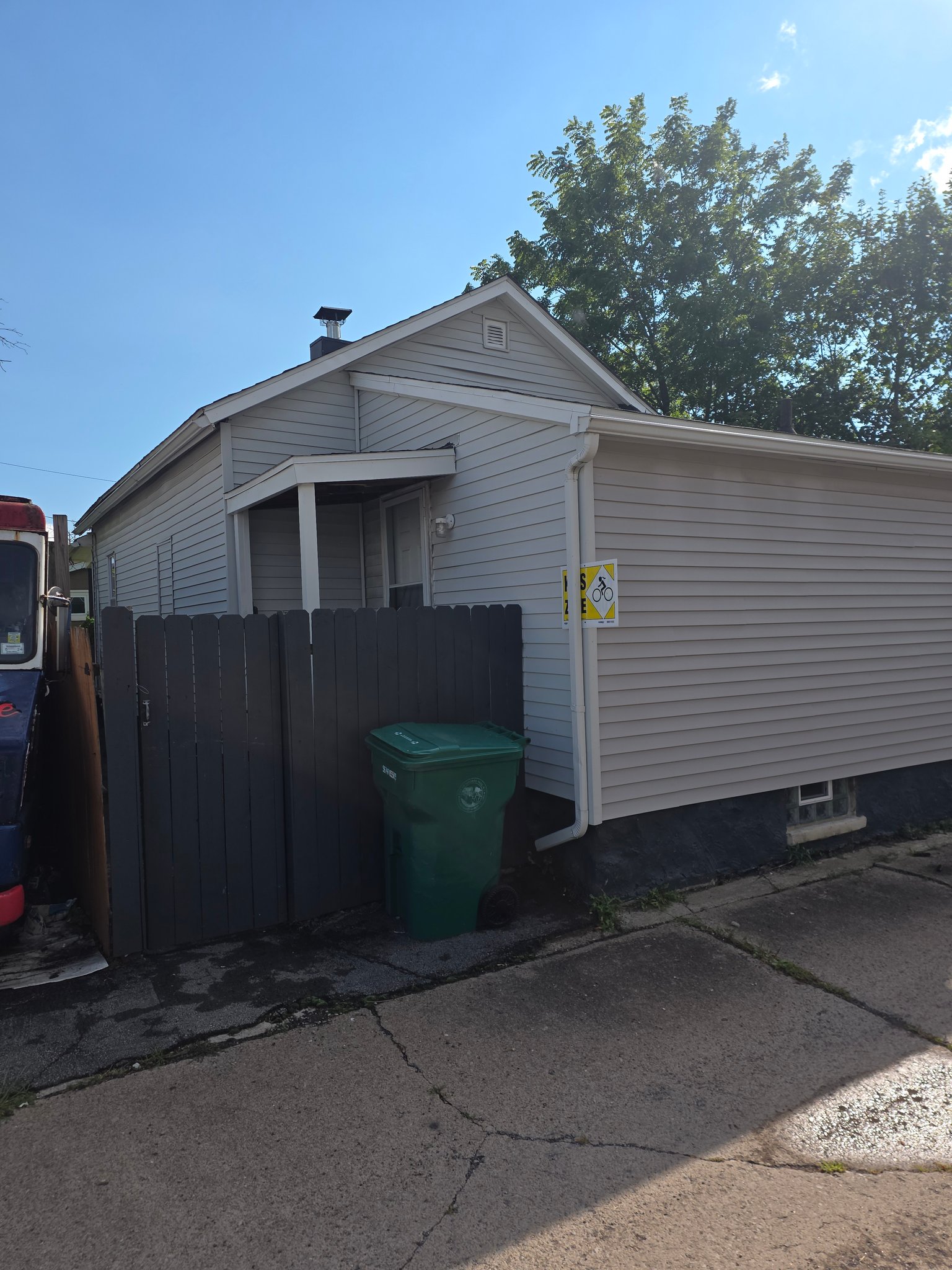 Niagara Falls House: 2738 1/2 pierce ave