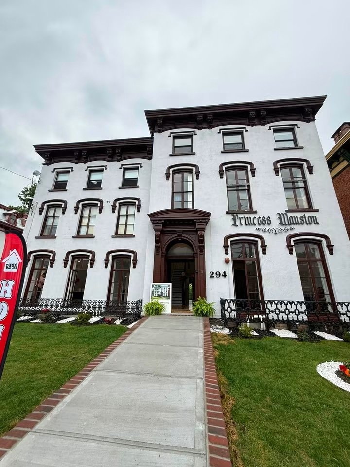 Utica Apartment: 294 Genesee St
