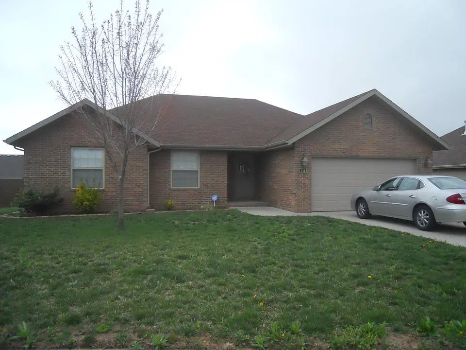 Nixa House: 744 N Allison St