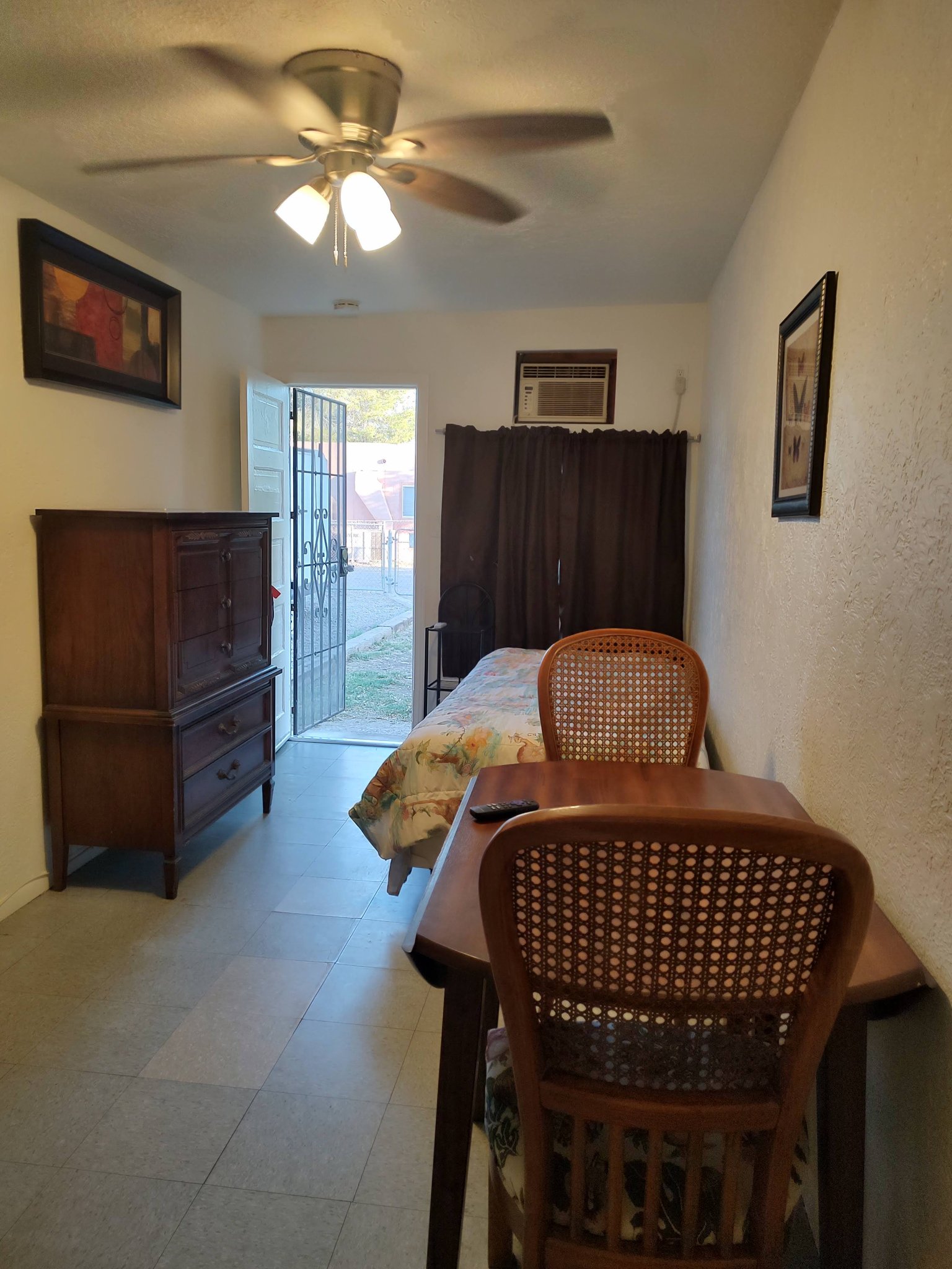 Blythe House: 510 W Murphy St