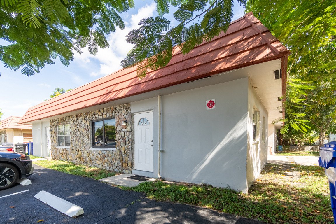 NORTH LAUDERDALE Multiplex: 7635 SW 10 ST