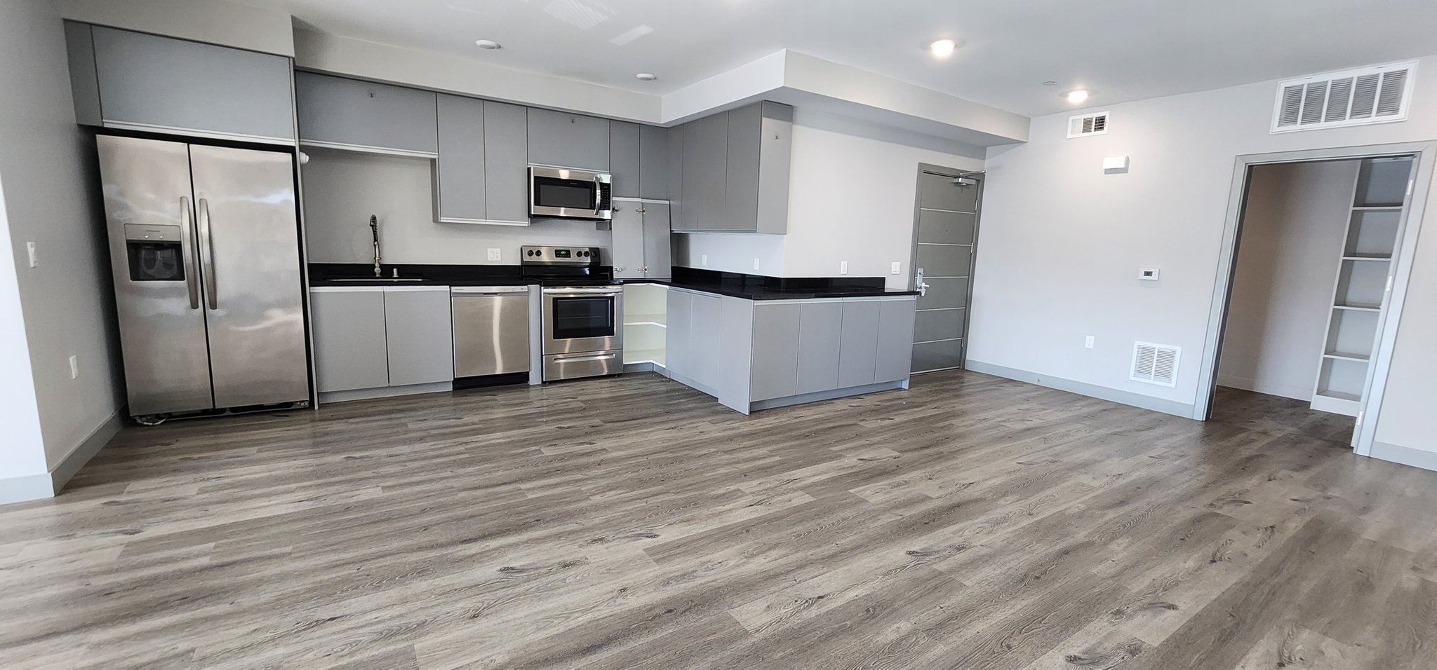 Van Nuys Apartment: 7040 Woodman Ave