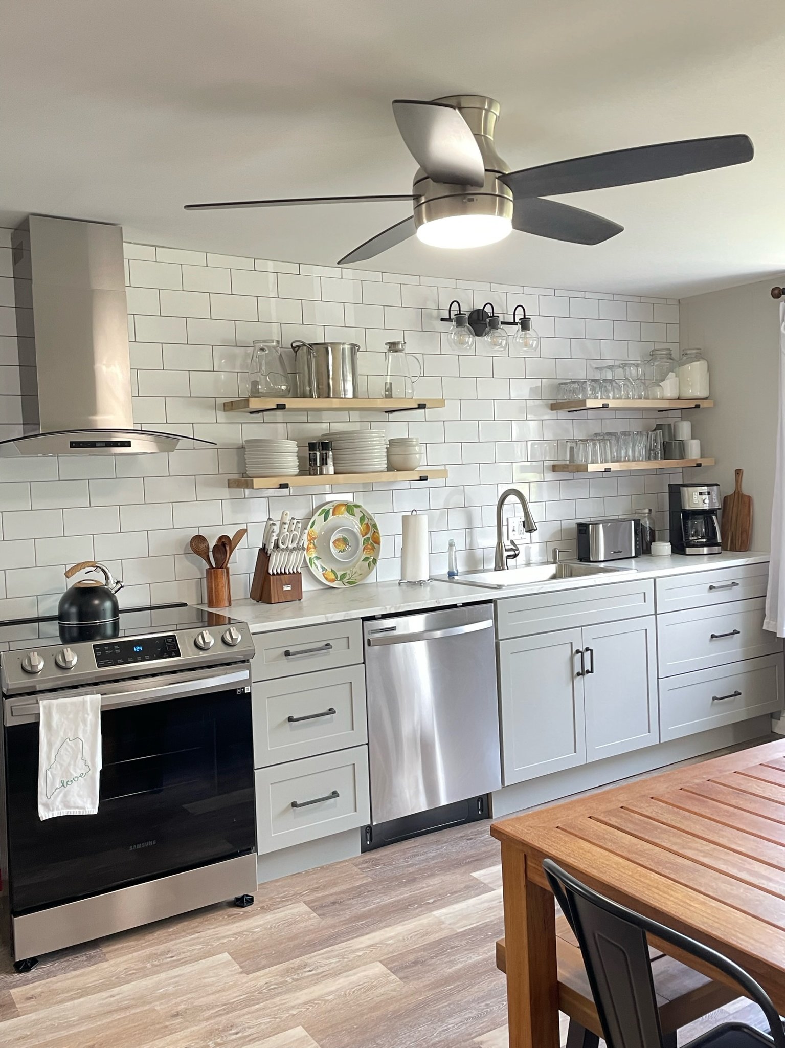 Scarborough Apartment: 360 Pine Point Rd