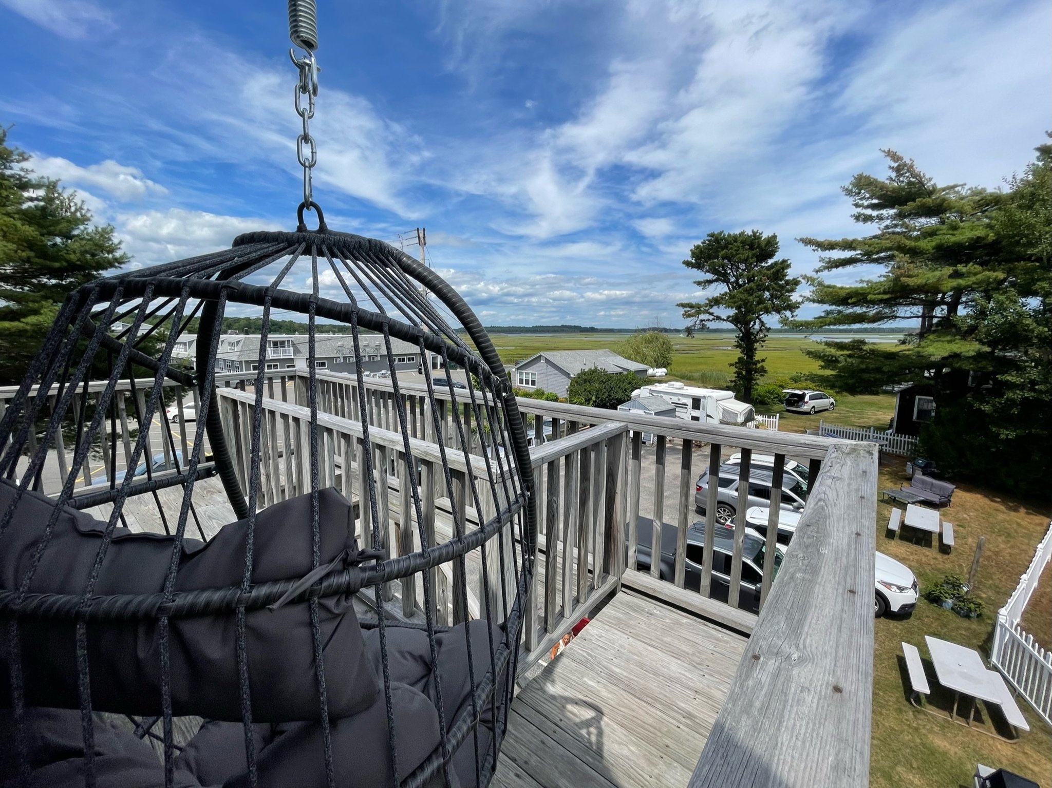 Scarborough Apartment: 360 Pine Point Rd